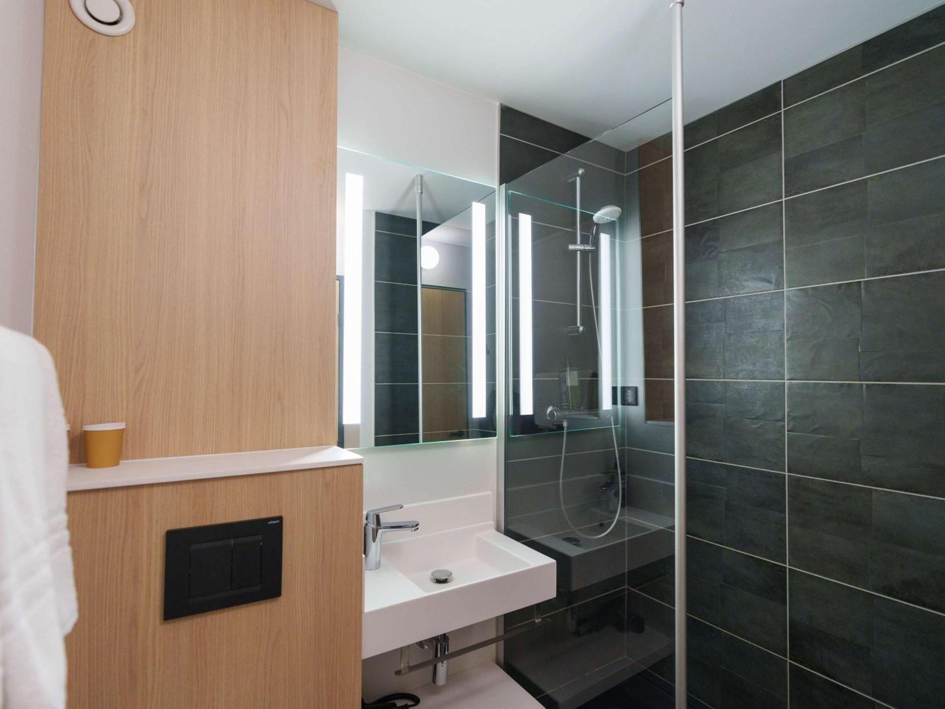 ibis Laon Standard Room with 2 Single Beds 3