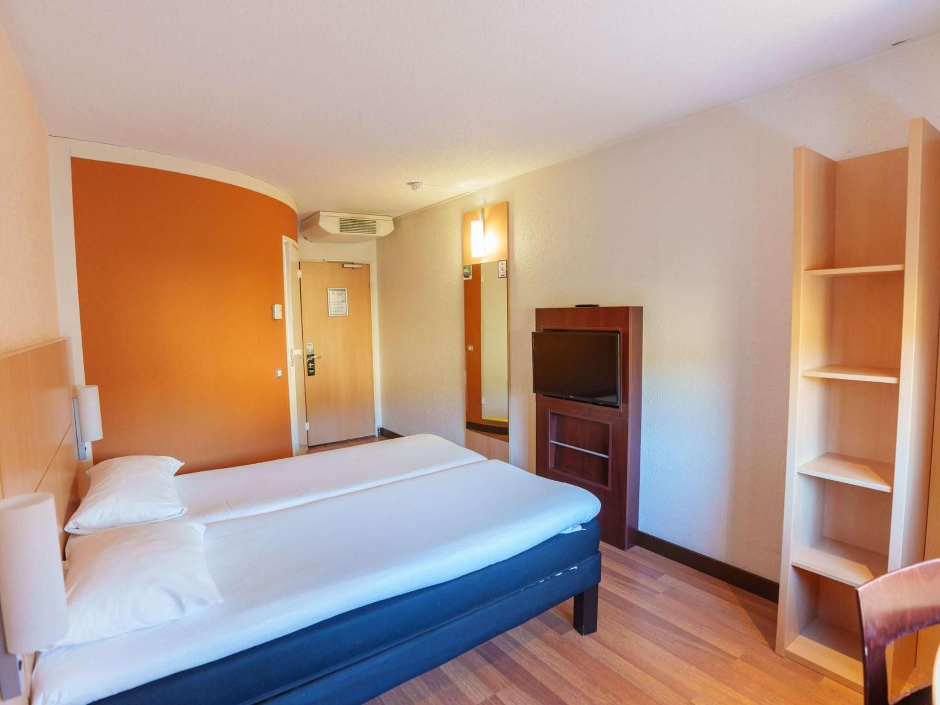 ibis Laon Standard Room with 2 Single Beds 2