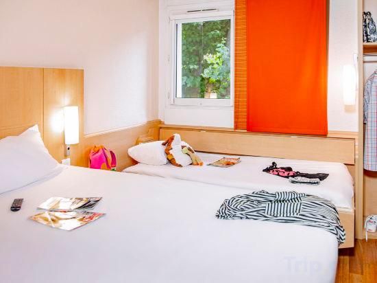 Standard Room with one double bed and one single bed