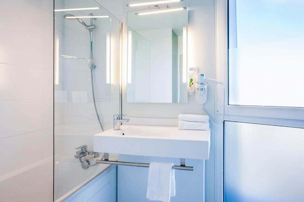 Standard Family Suite With One Double Bed And Twin Beds