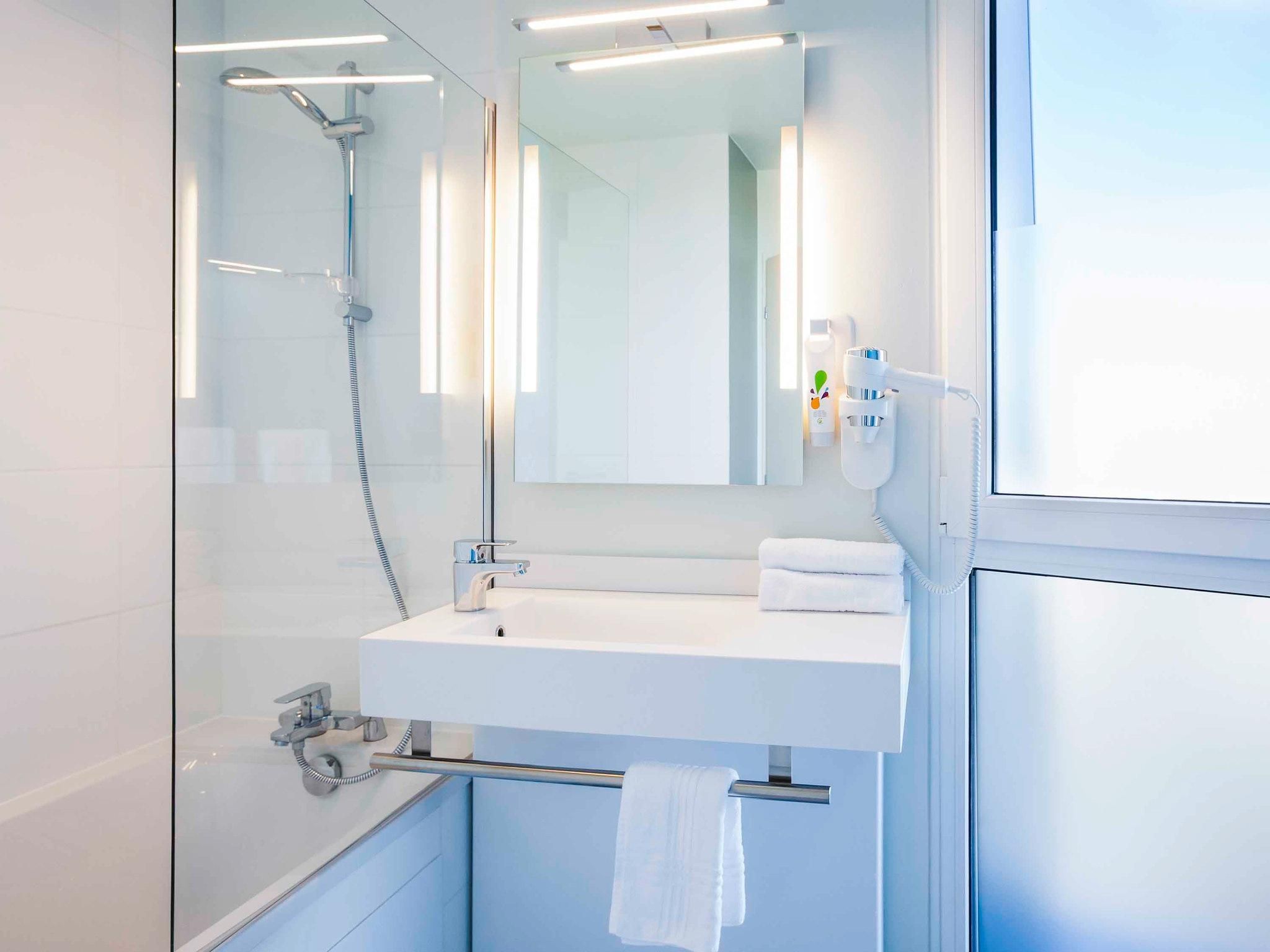 ibis Styles Mulhouse Centre Gare Standard Family Suite with a double bed and twin beds 2