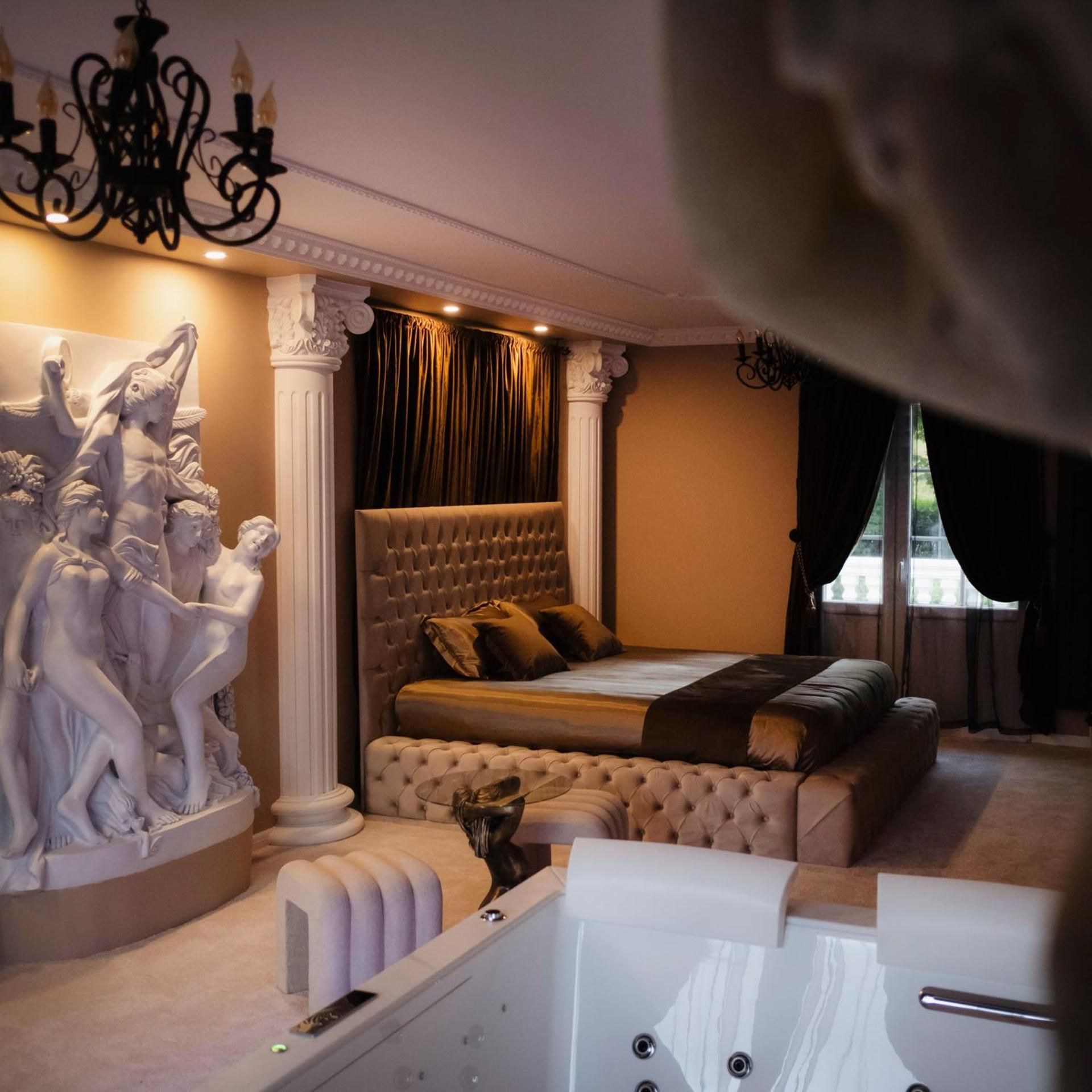 Deluxe Suite with Spa Bath