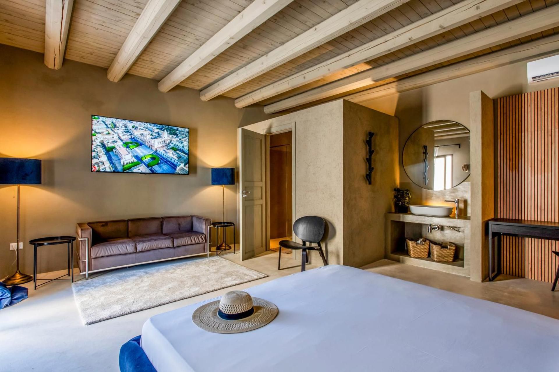 Deluxe Queen Suite