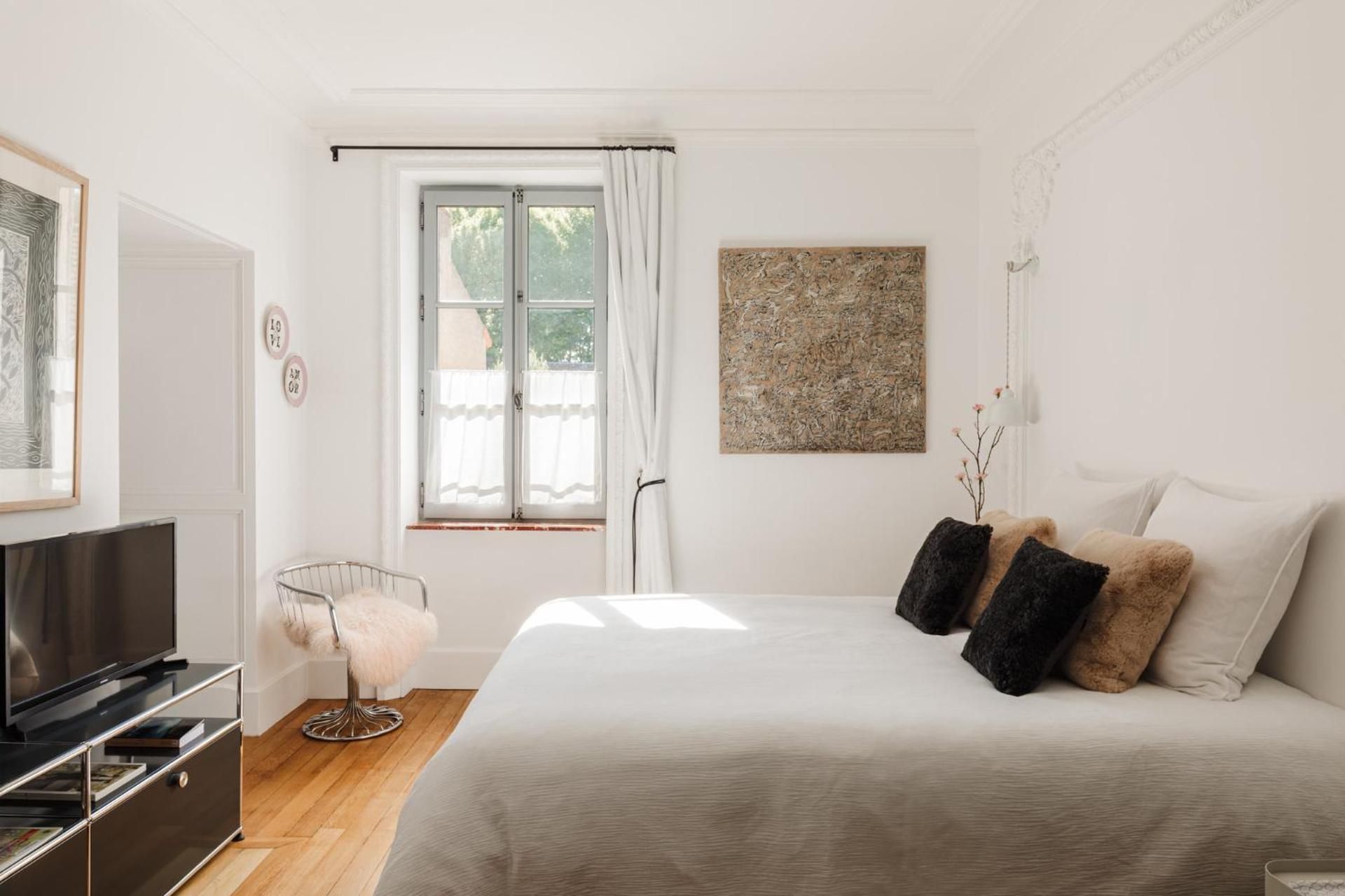 La Cour de Beaune Deluxe King Room 2