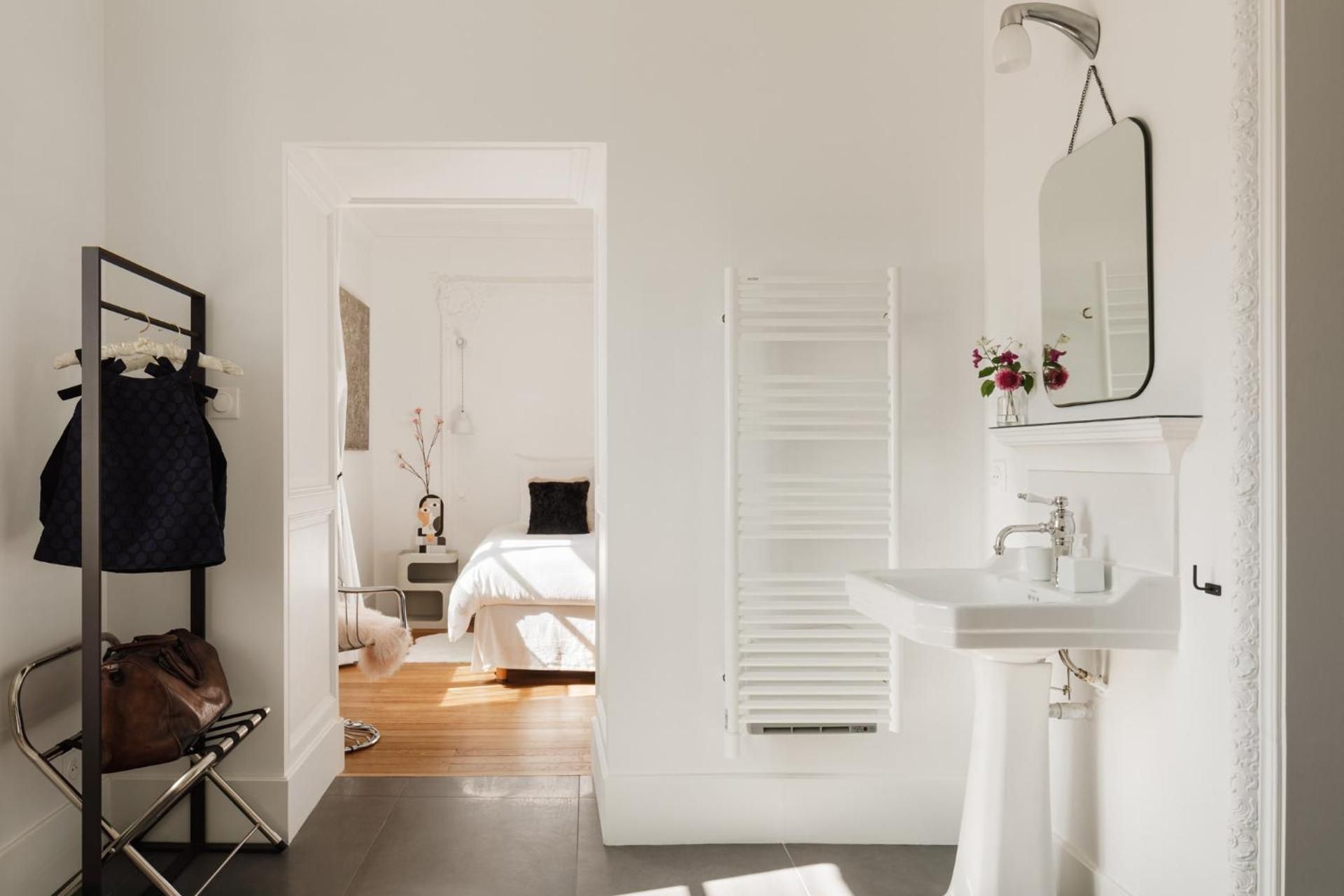 La Cour de Beaune Deluxe King Room 3