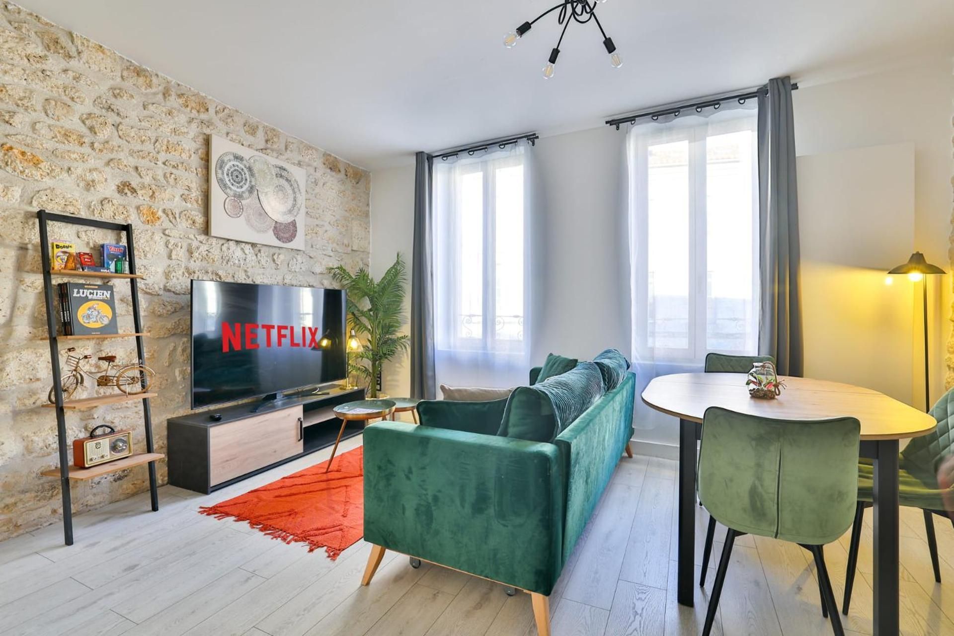 DELUXE APARTMENT