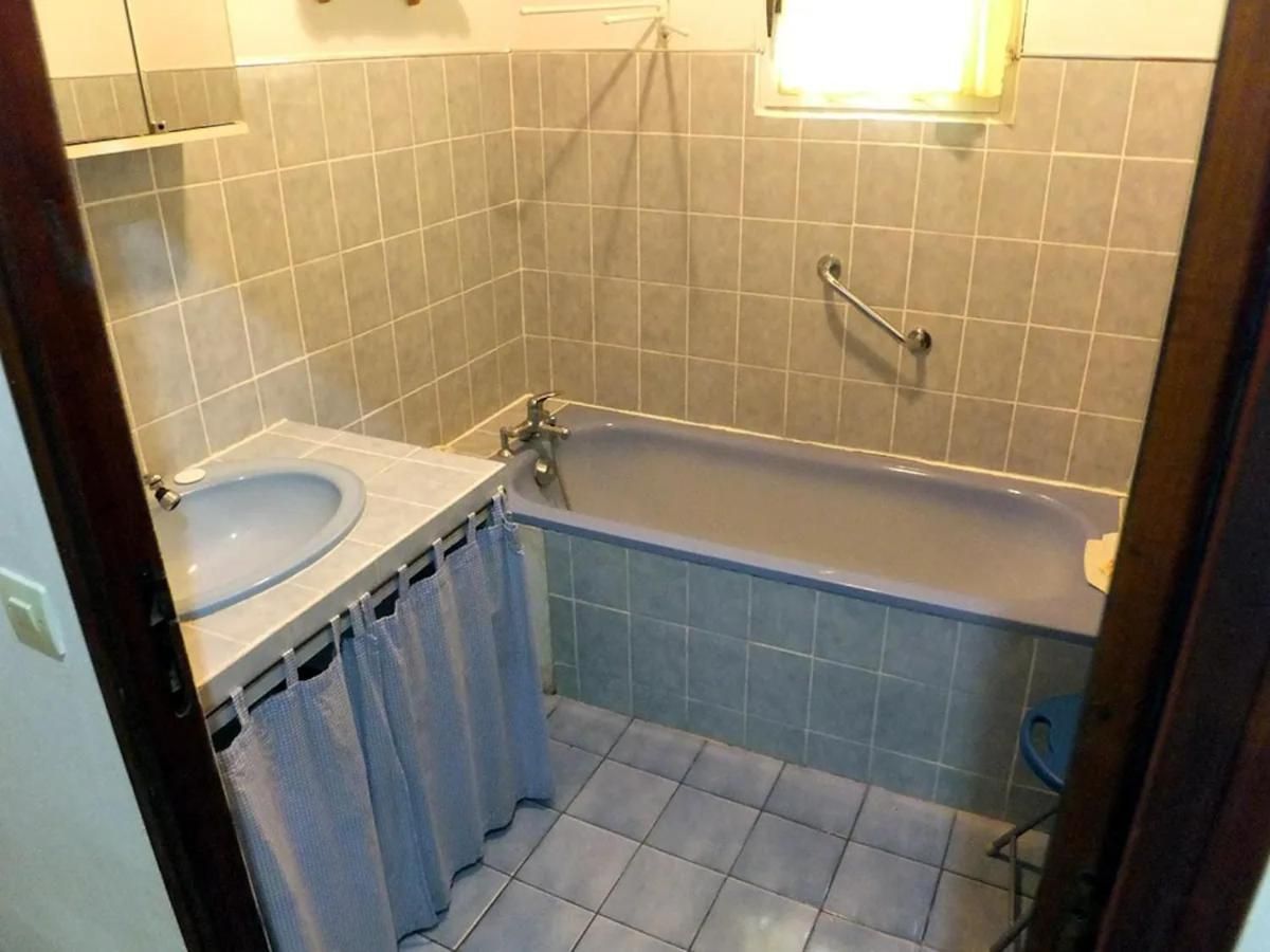 Single Room with Shared Shower and Toilet