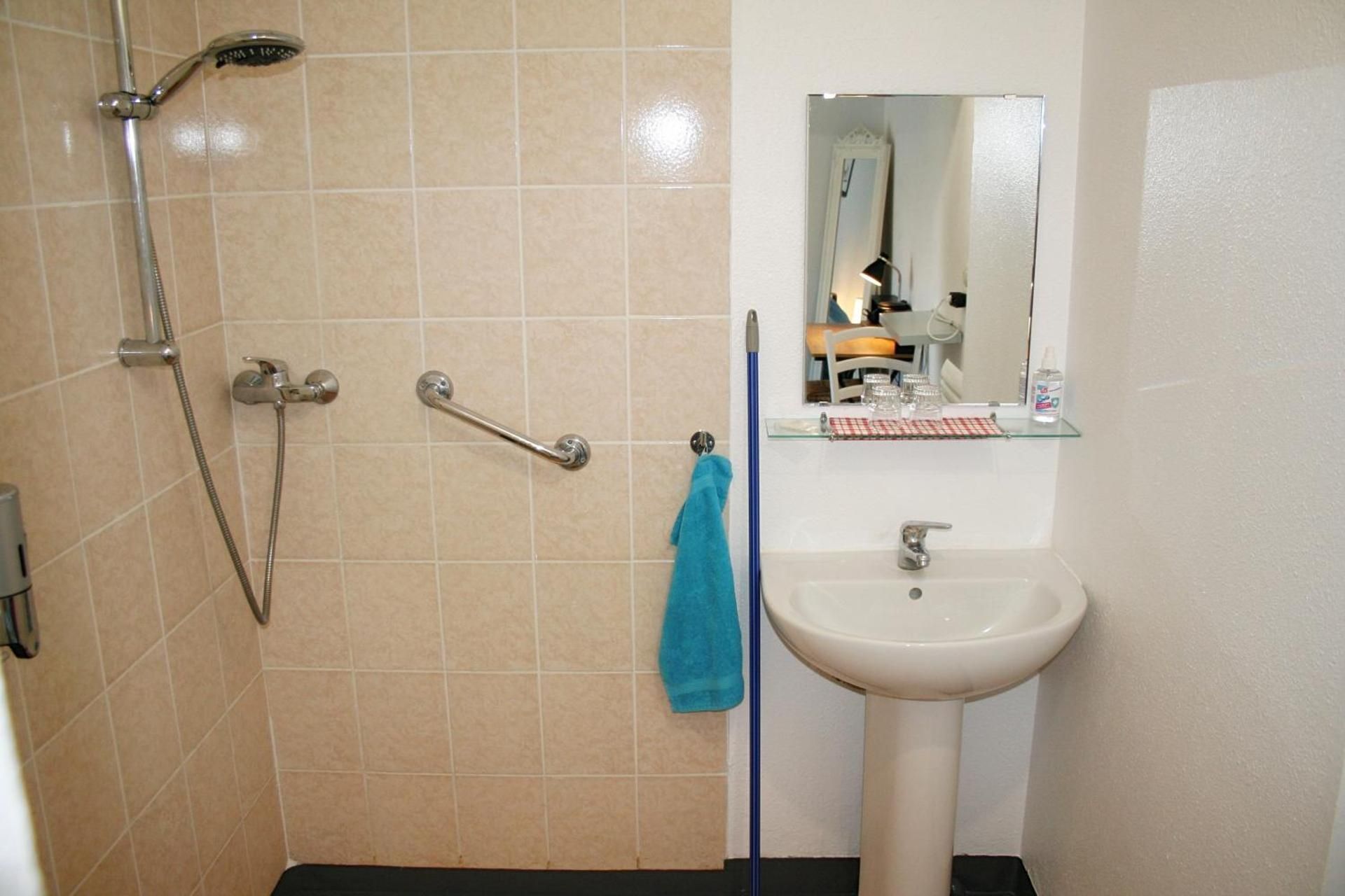 King Room with Roll-In Shower - Disability Access