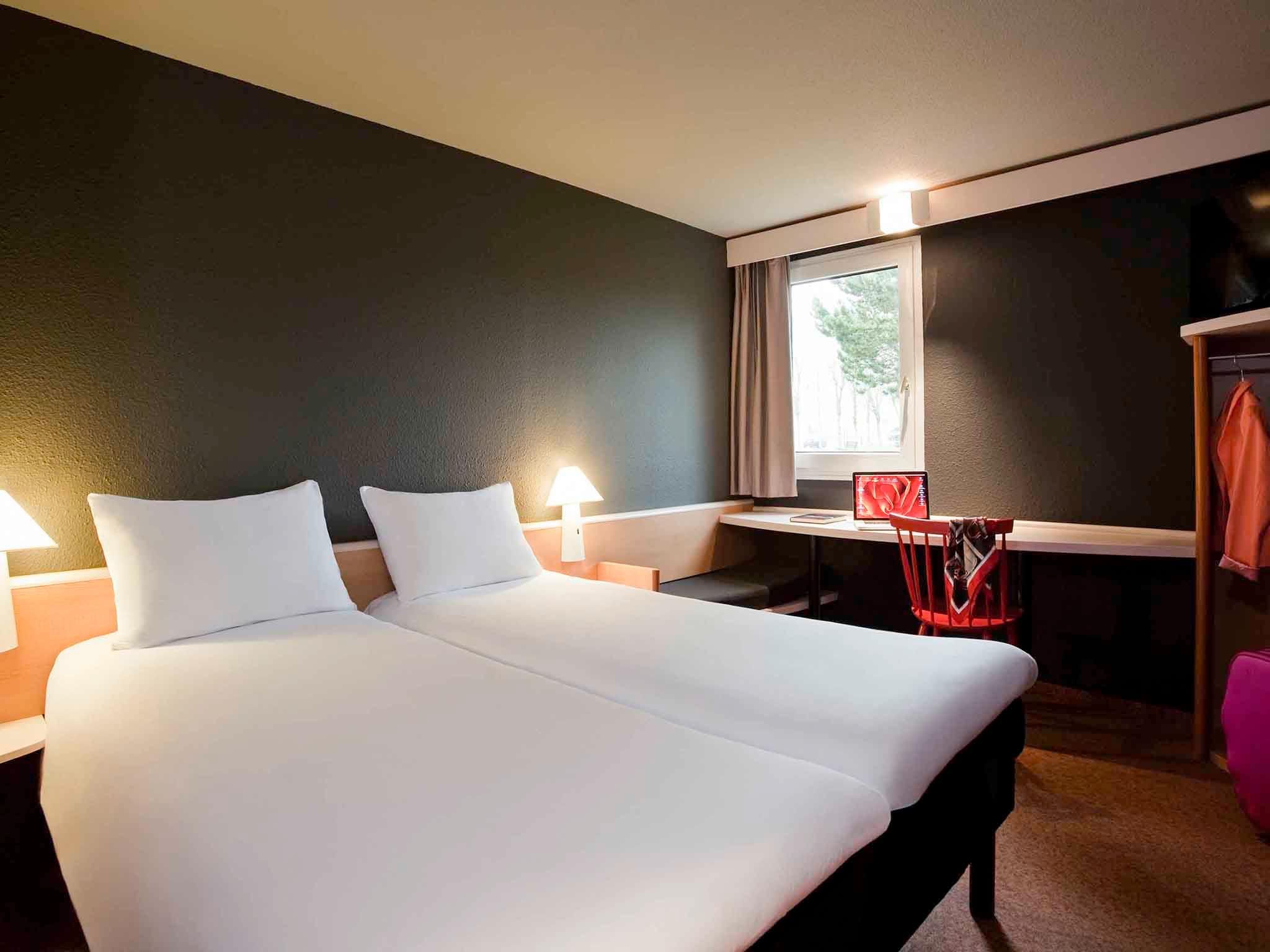 ibis Provins Standard Room with Two Single Beds