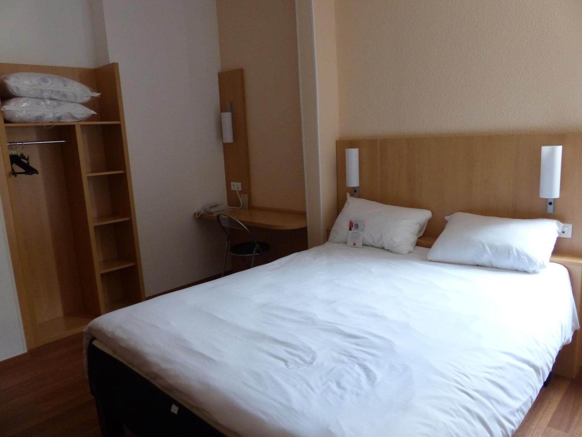 ibis Périgueux Centre Standard Room with one double bed and one single bed 2
