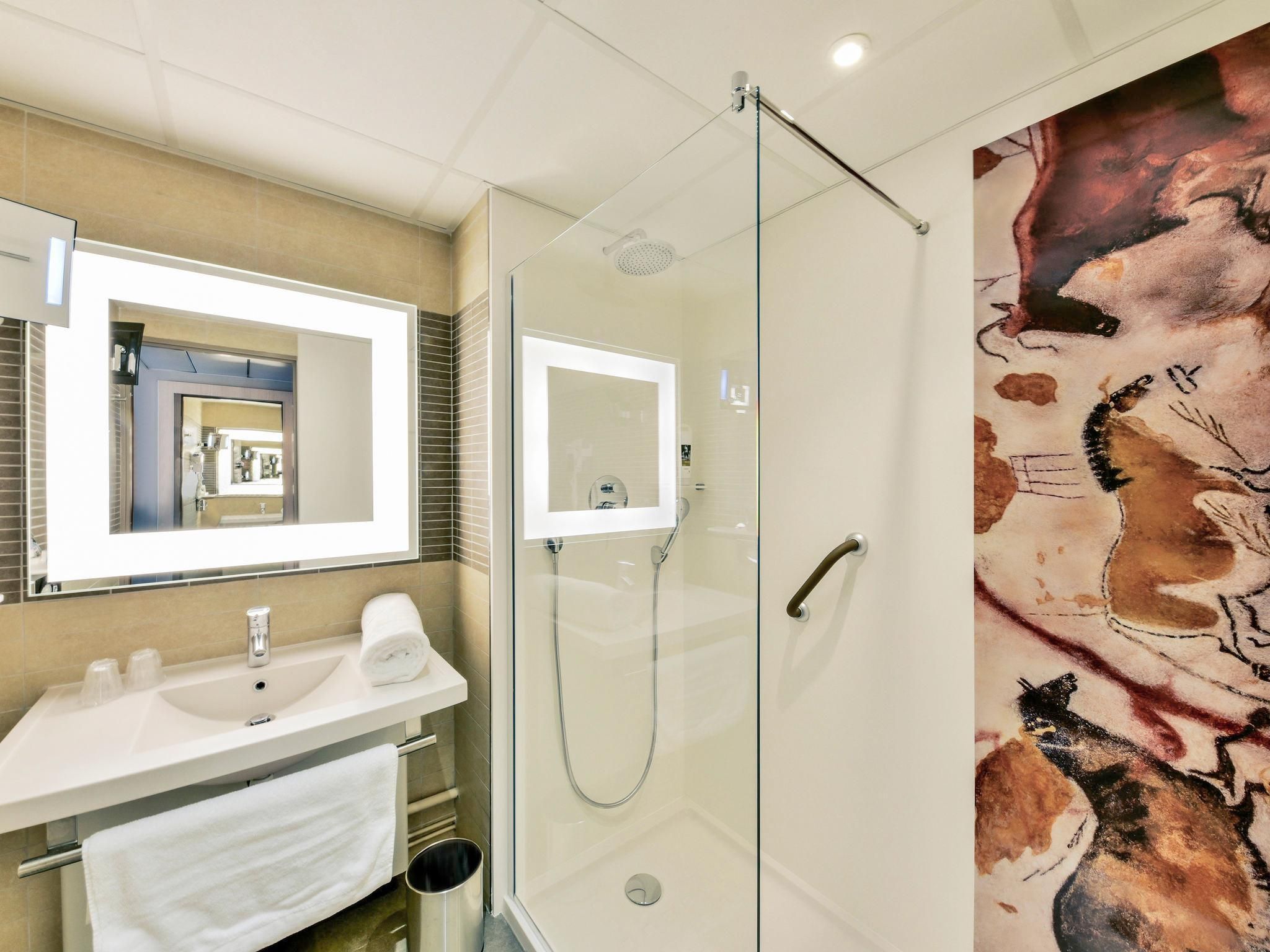 Hôtel Mercure Périgueux Centre Classic Room with Shower and 1 Double Bed 3