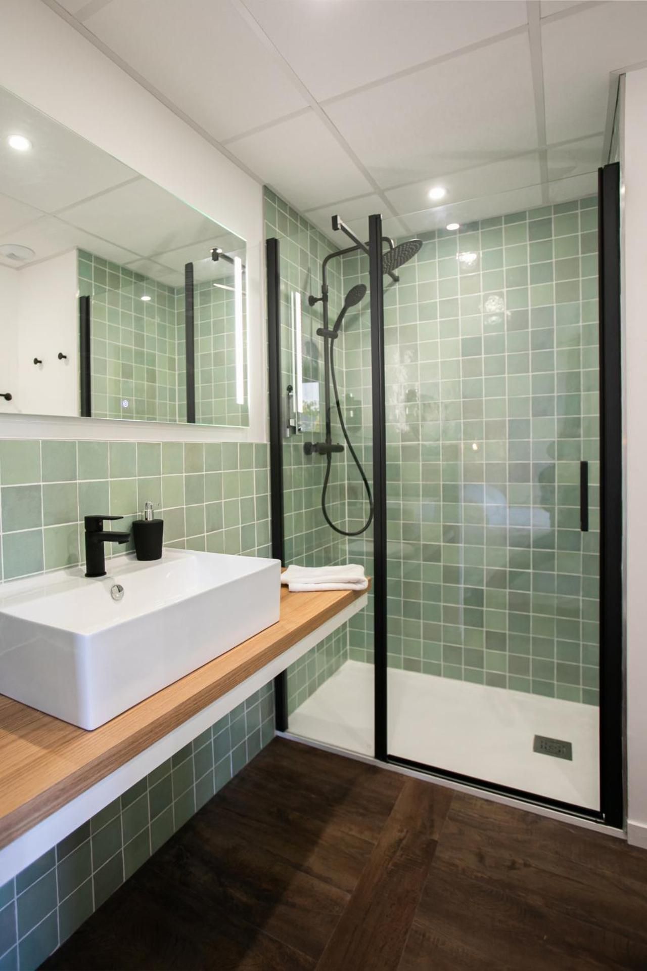 Apartment with Shower
