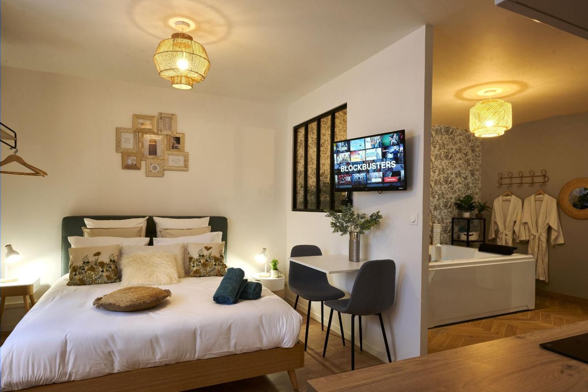 DELUXE APARTMENT