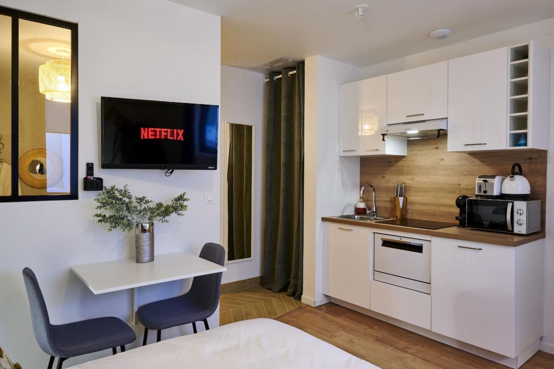 DELUXE APARTMENT