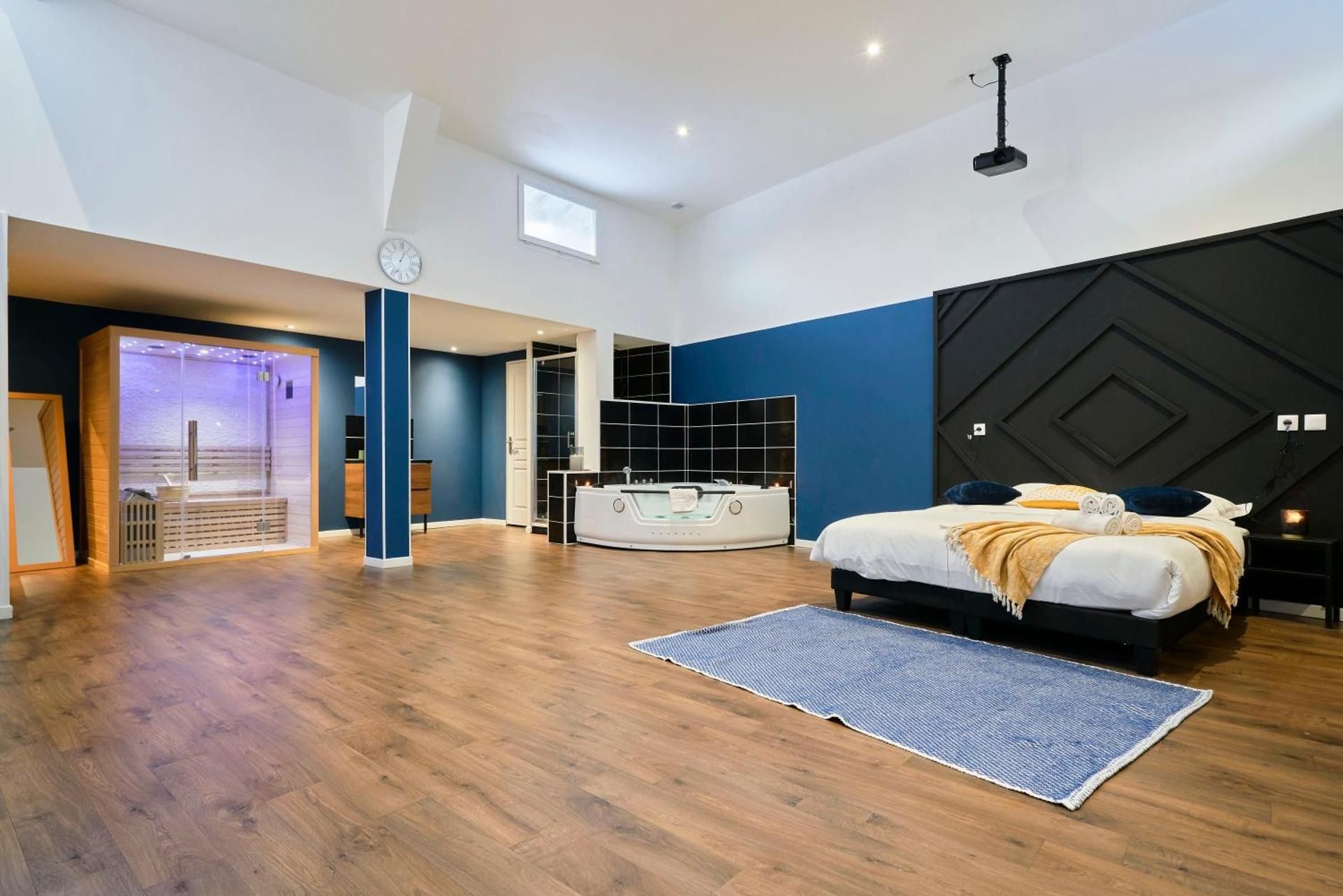 Deluxe Studio