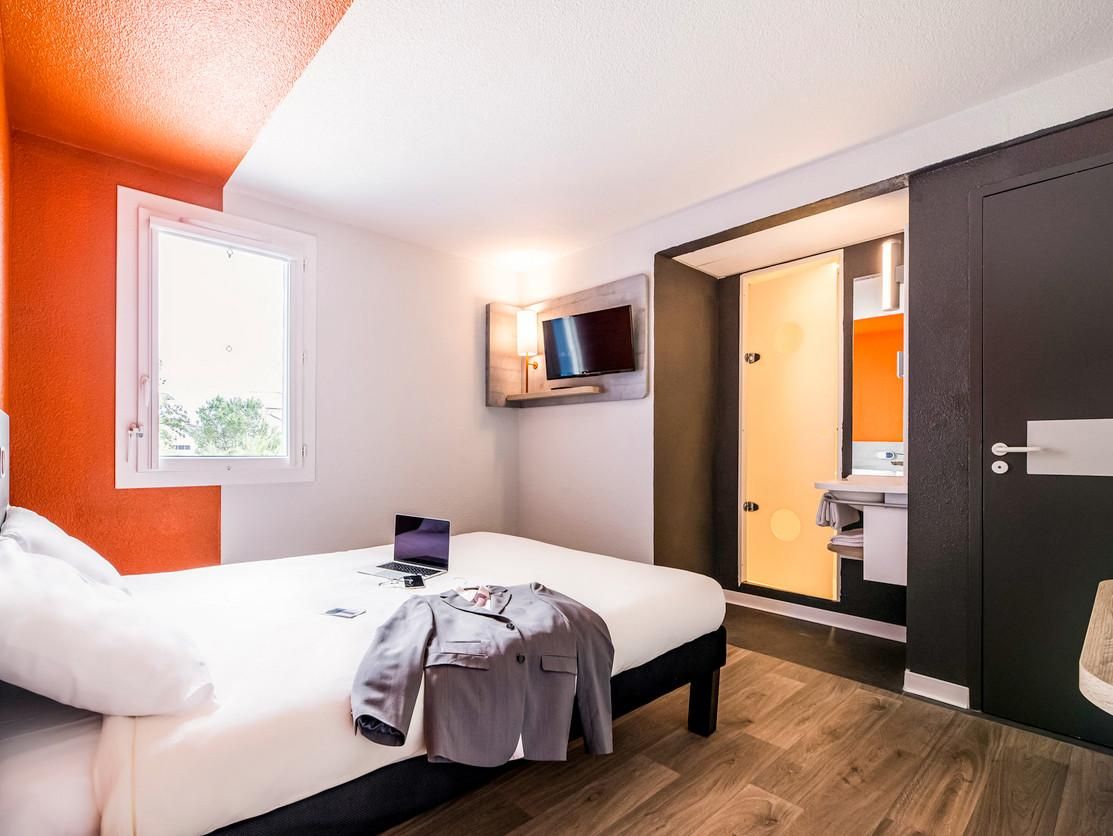 DOUBLE - Room with A Double Bed For 2 People