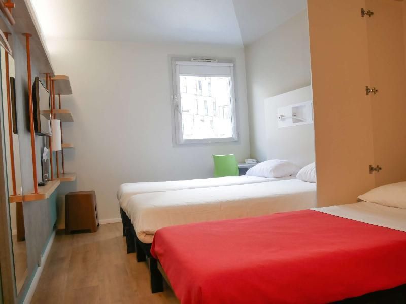 TRIPLE - room with twin beds and 1 pull-out bed