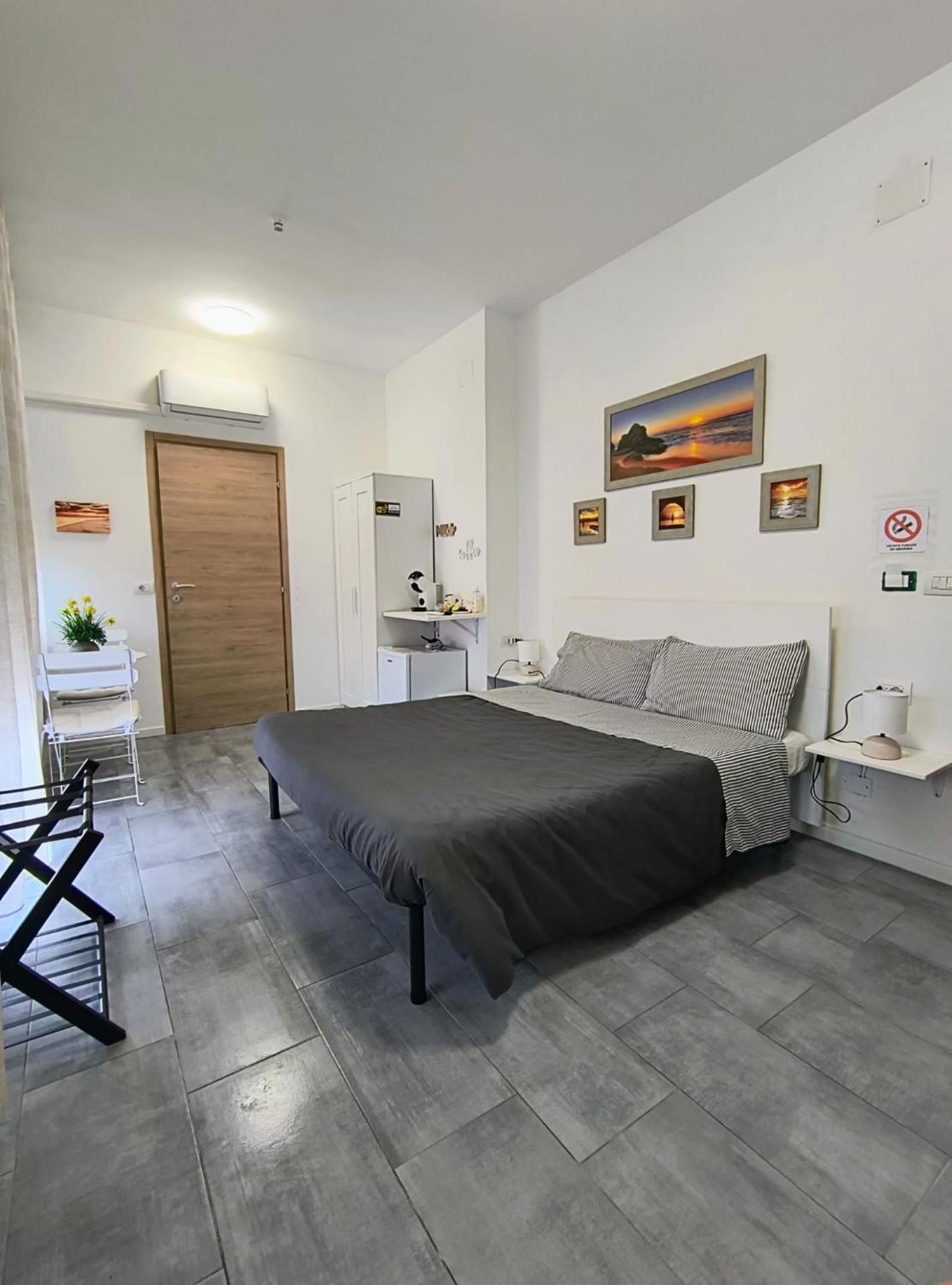 Deluxe Double Room with Side Sea View