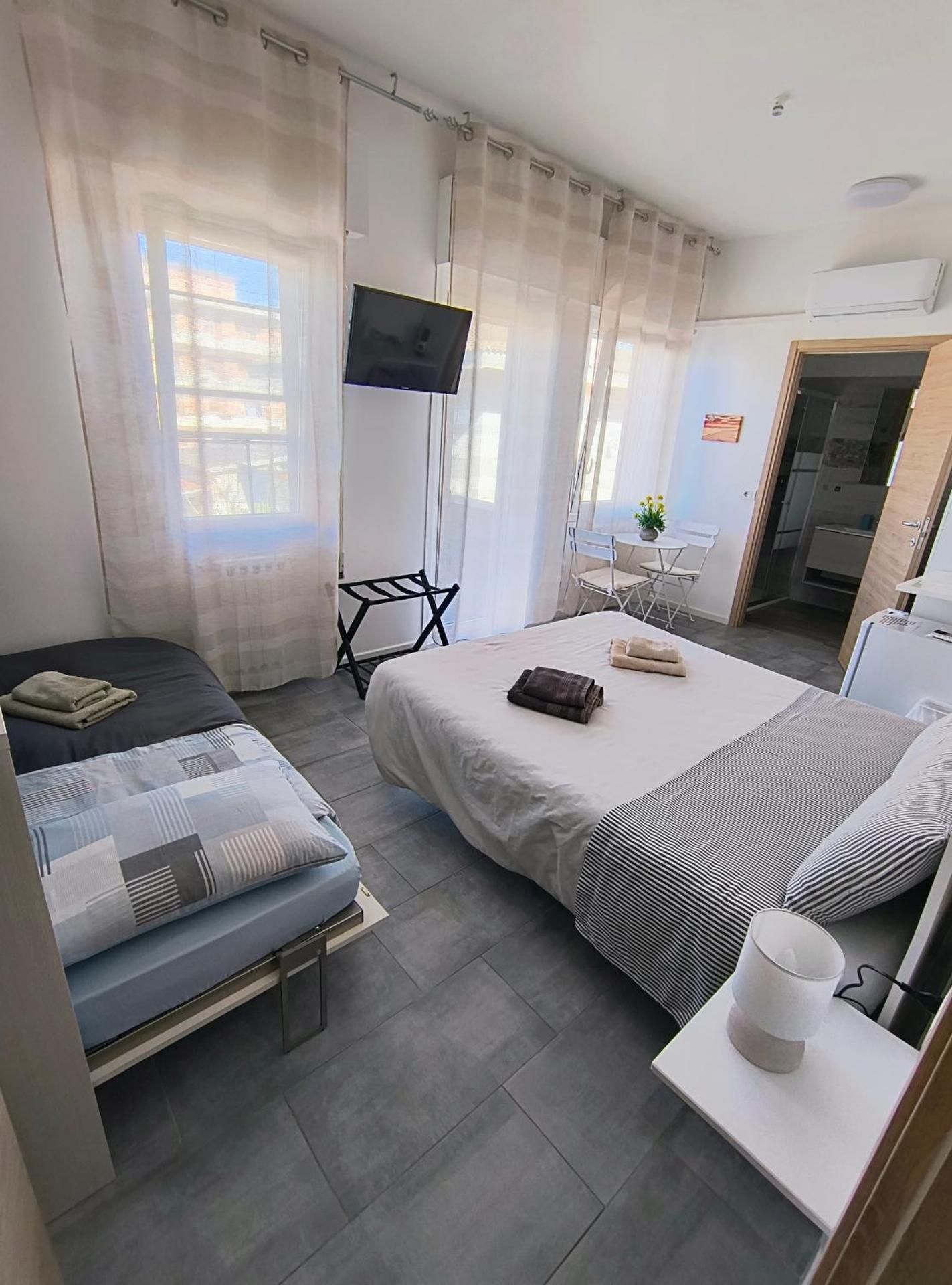 Deluxe Double Room with Side Sea View