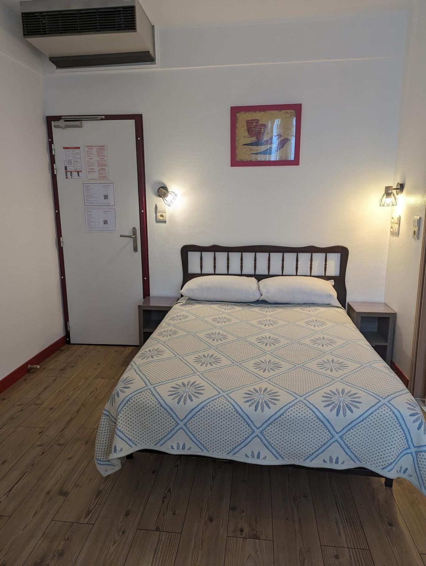 AUBERGE DES PINS Triple Guest Room 2