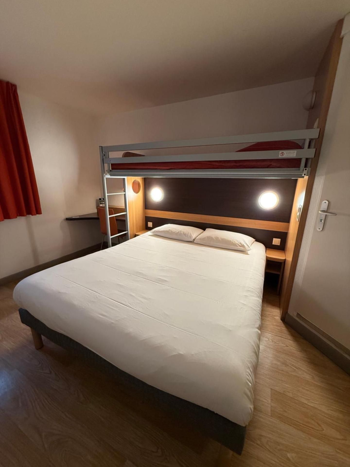 Triple Room with 1 Single Bed and 1 Double Bed