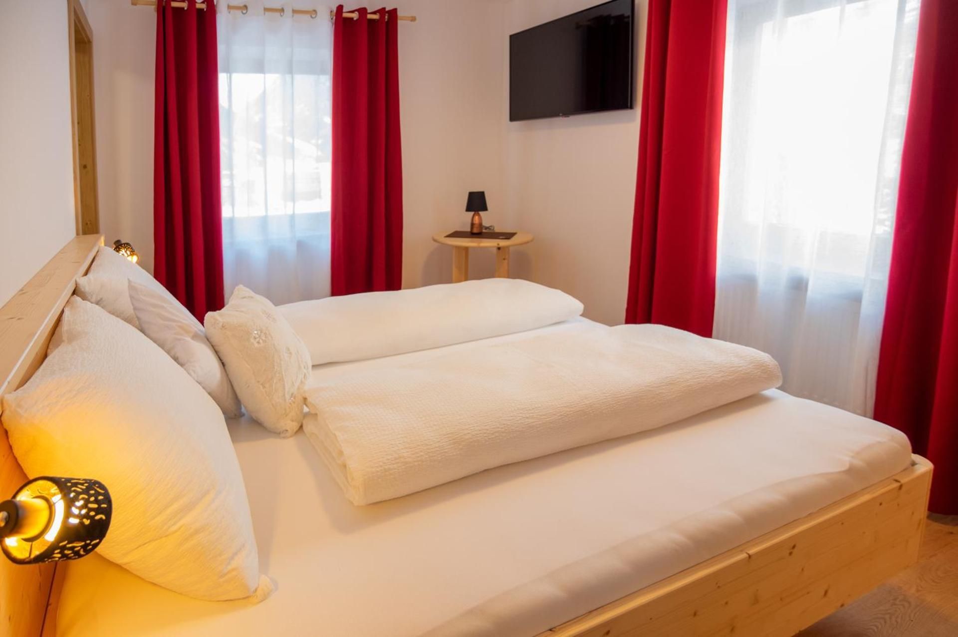 Double or Twin Room with Mountain View