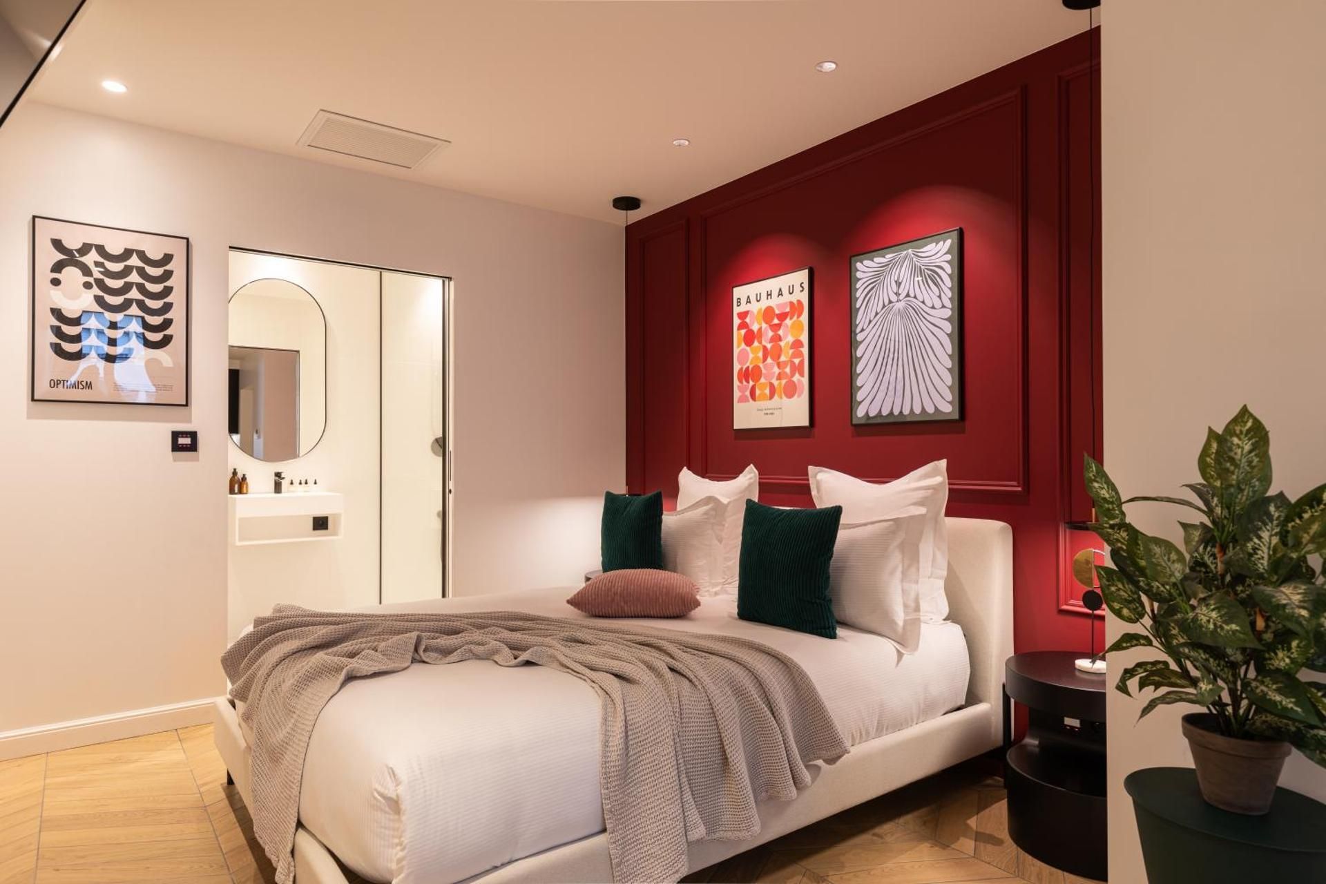 One-Bedroom Apartment With City View