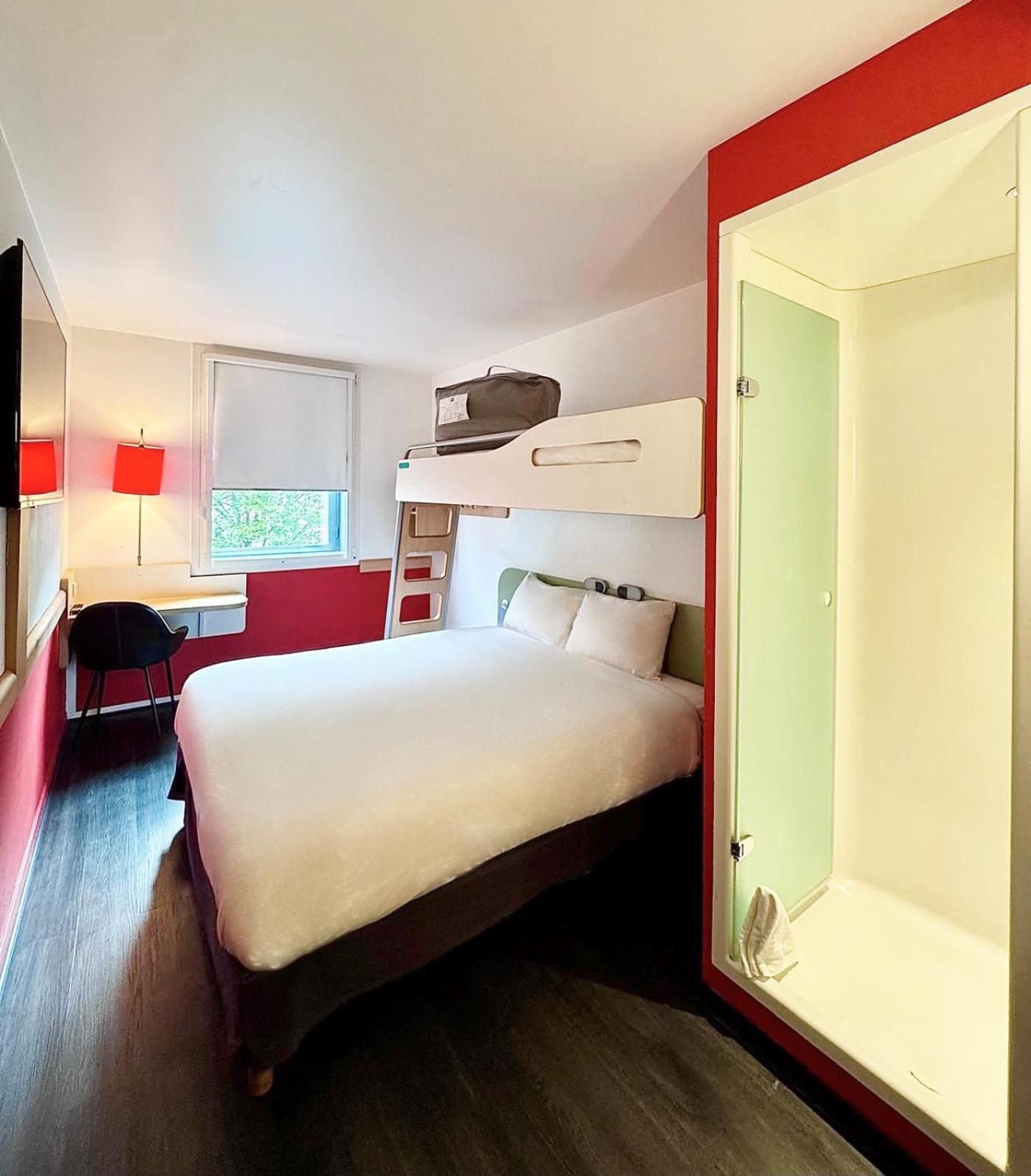 Ibis Budget Lyon Centre - Gare Part Dieu Triple Room with One Double Bed and One Bunk Bed