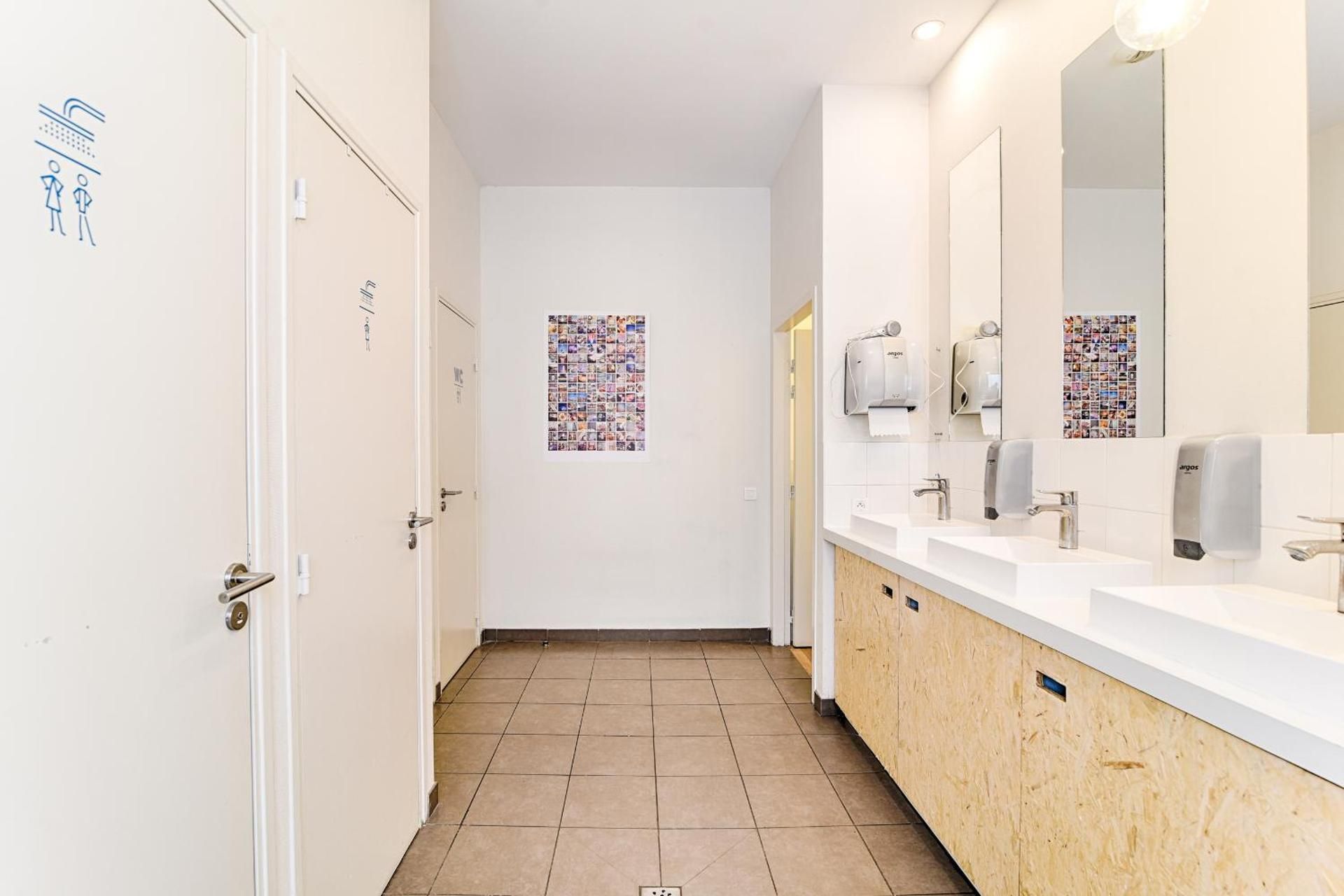 SLO Hostel Lyon Saxe Bunk Bed in 4-Bed Mixed Dormitory Room 3