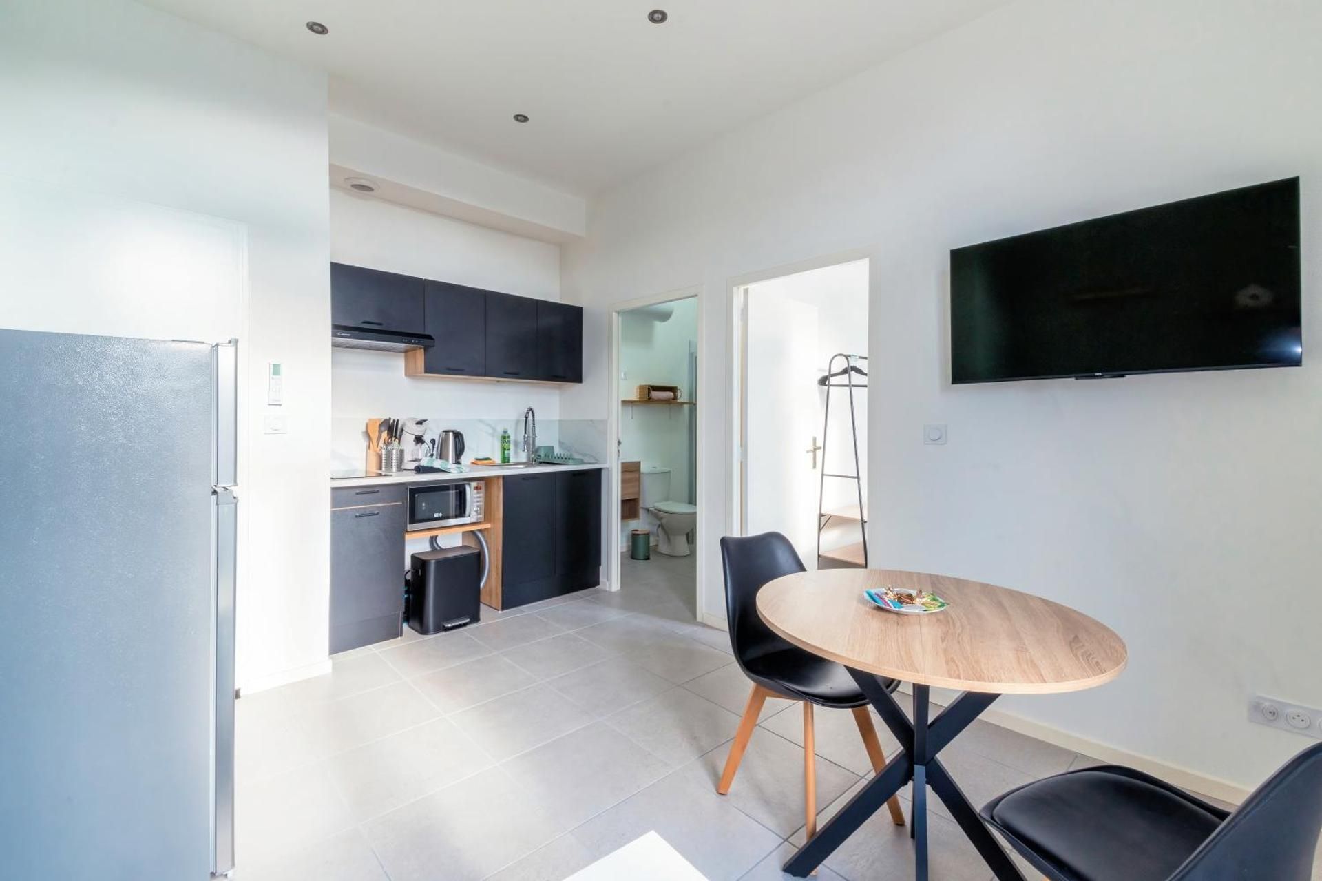 Chaleureux appartement T2 au calme et climatise proximite centre lyon One-Bedroom Apartment 2