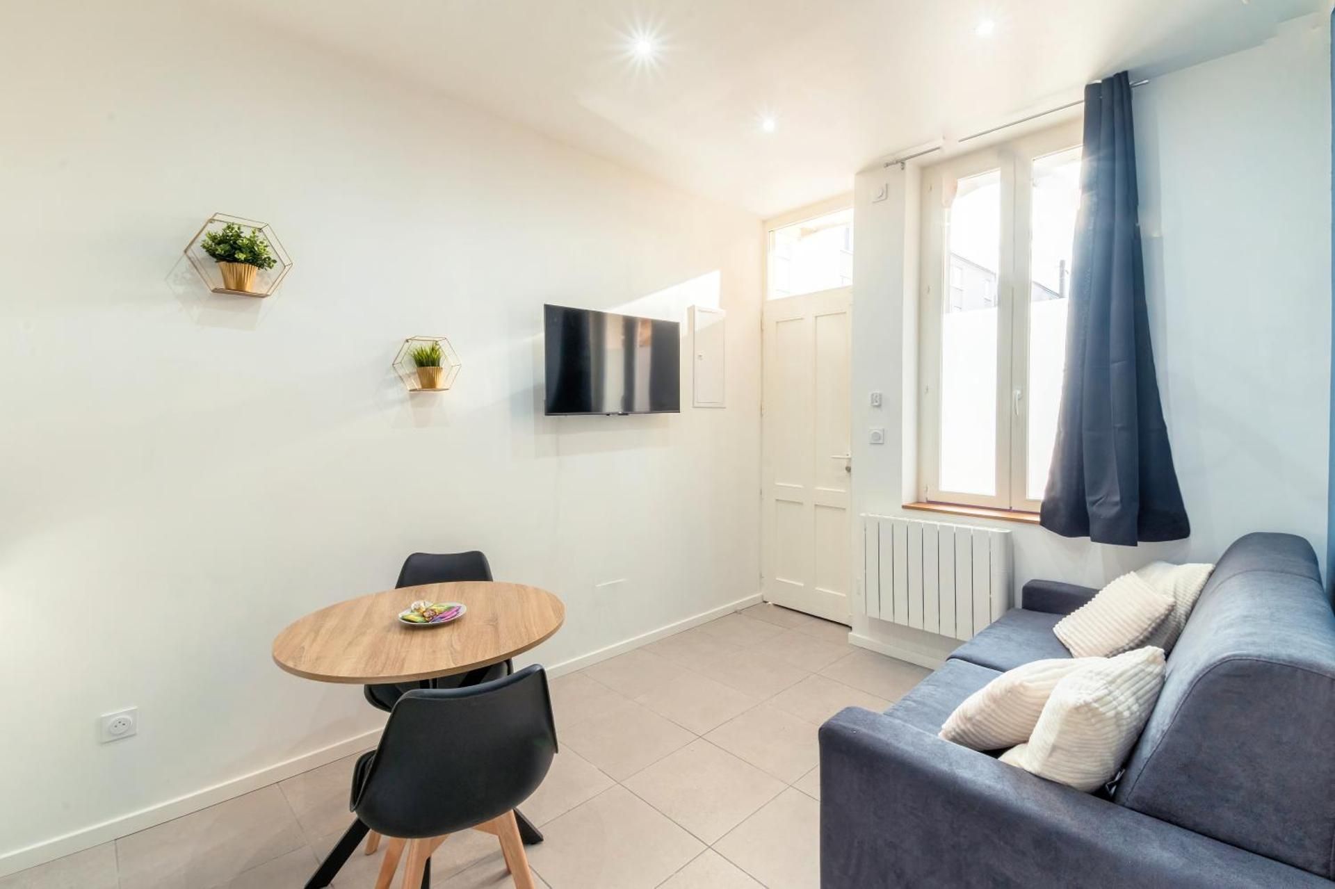 shared lounge/tv area