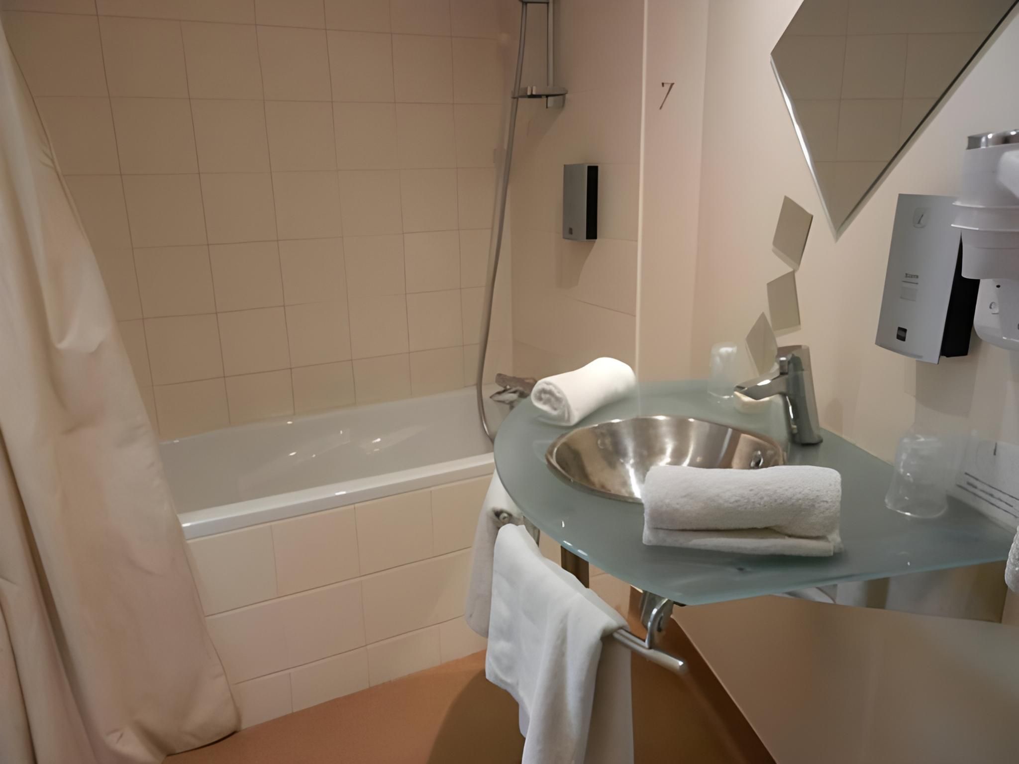 L'HOTEL de CHARTRES Comfort Double Room 2