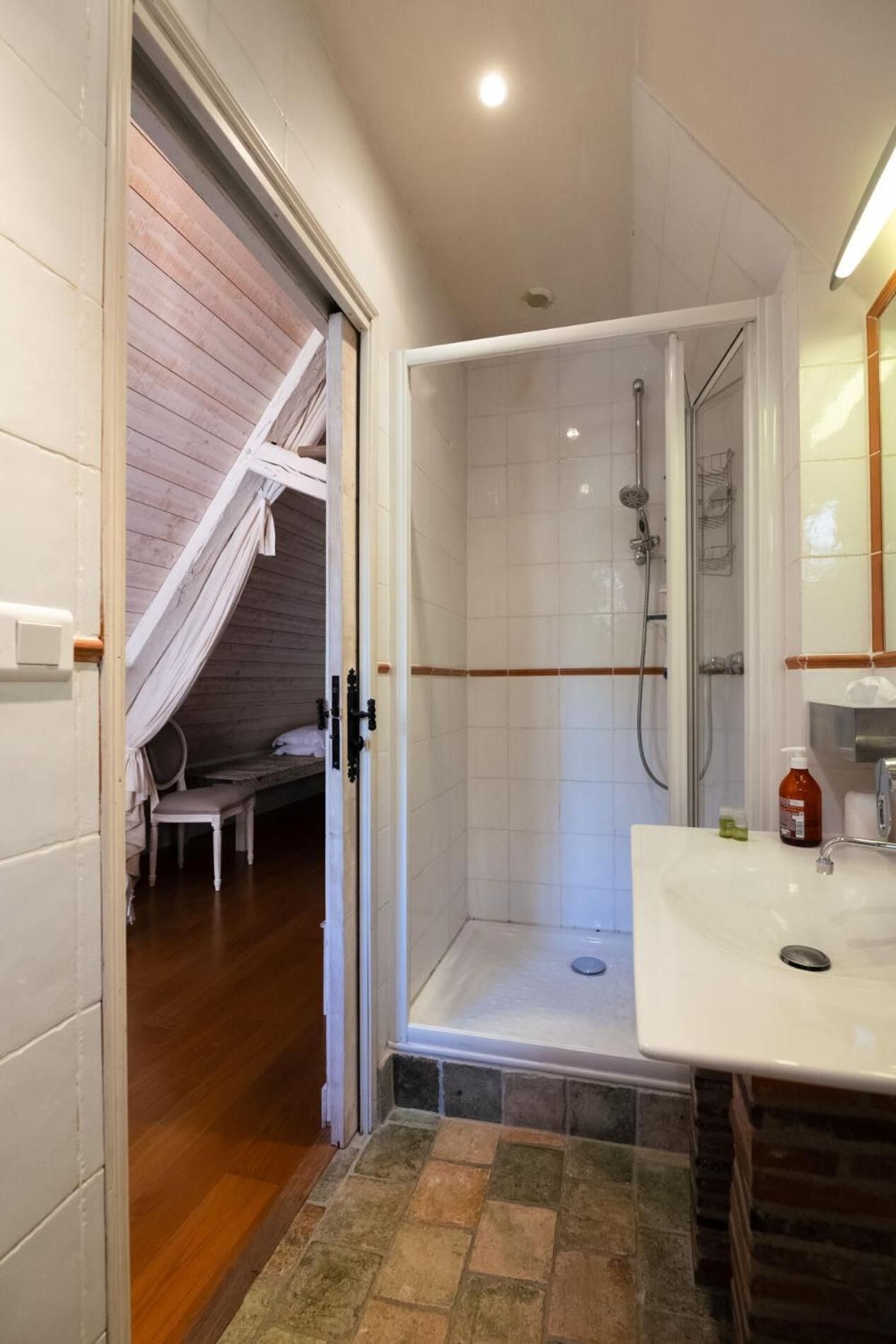 Deluxe Room (2 Adults + 1 Child)