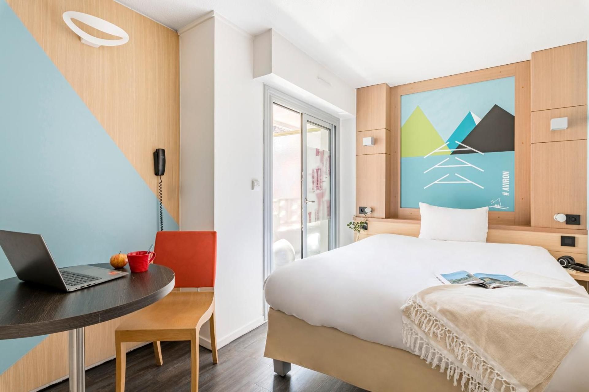 Room with a single bed for one person