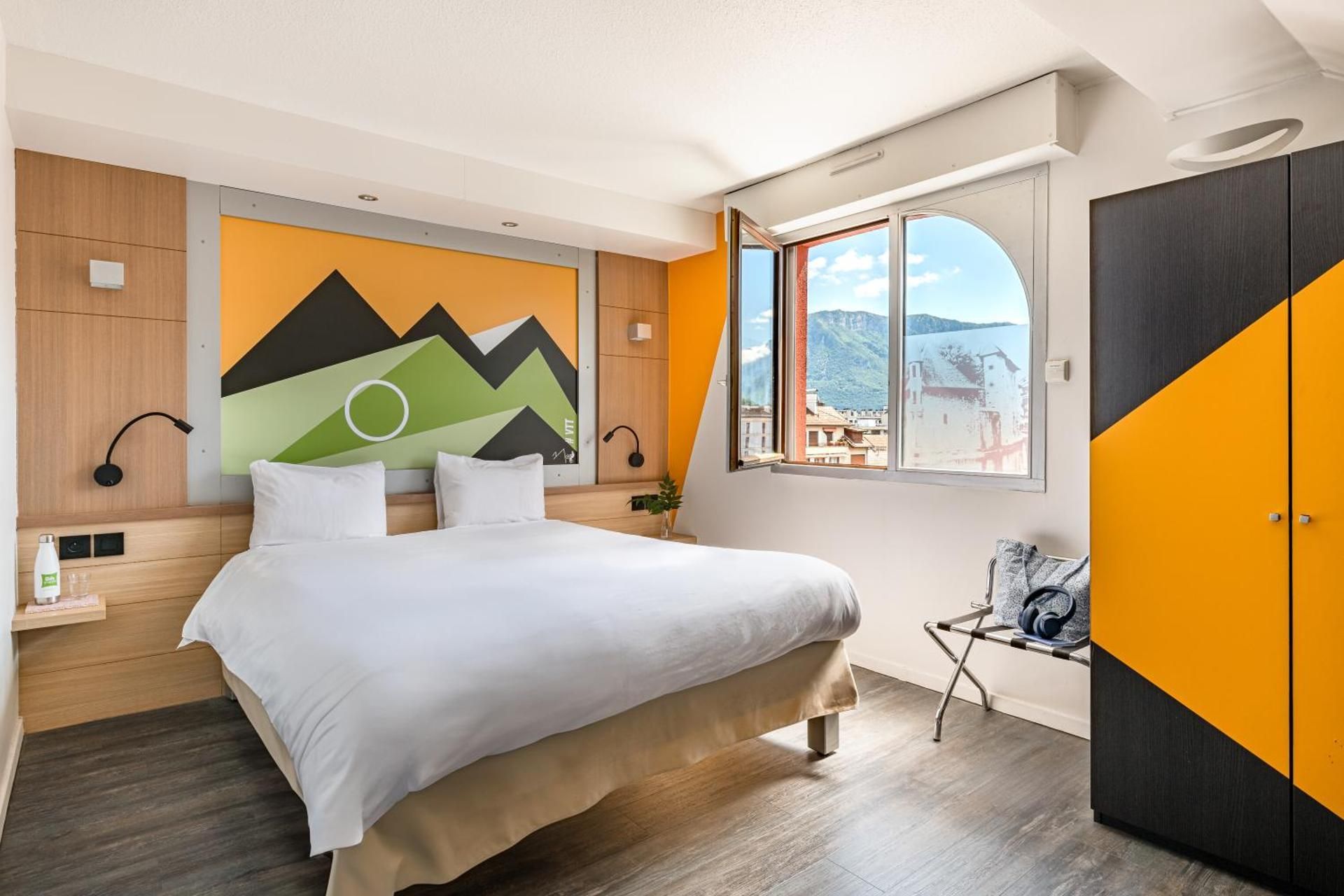 Standard Room with 1 Double Bed and 1 Single Bed