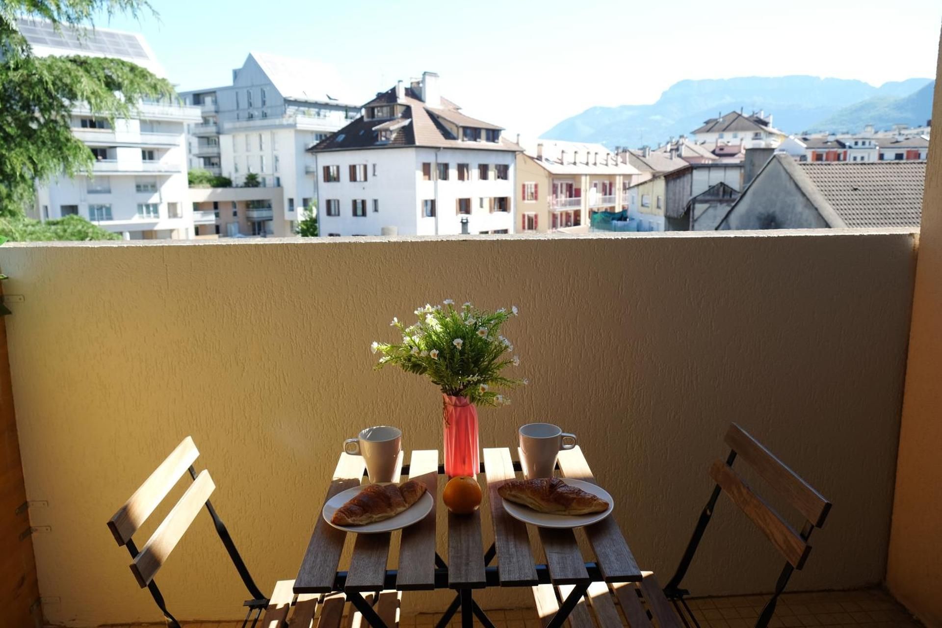 Apartment with Mountain View