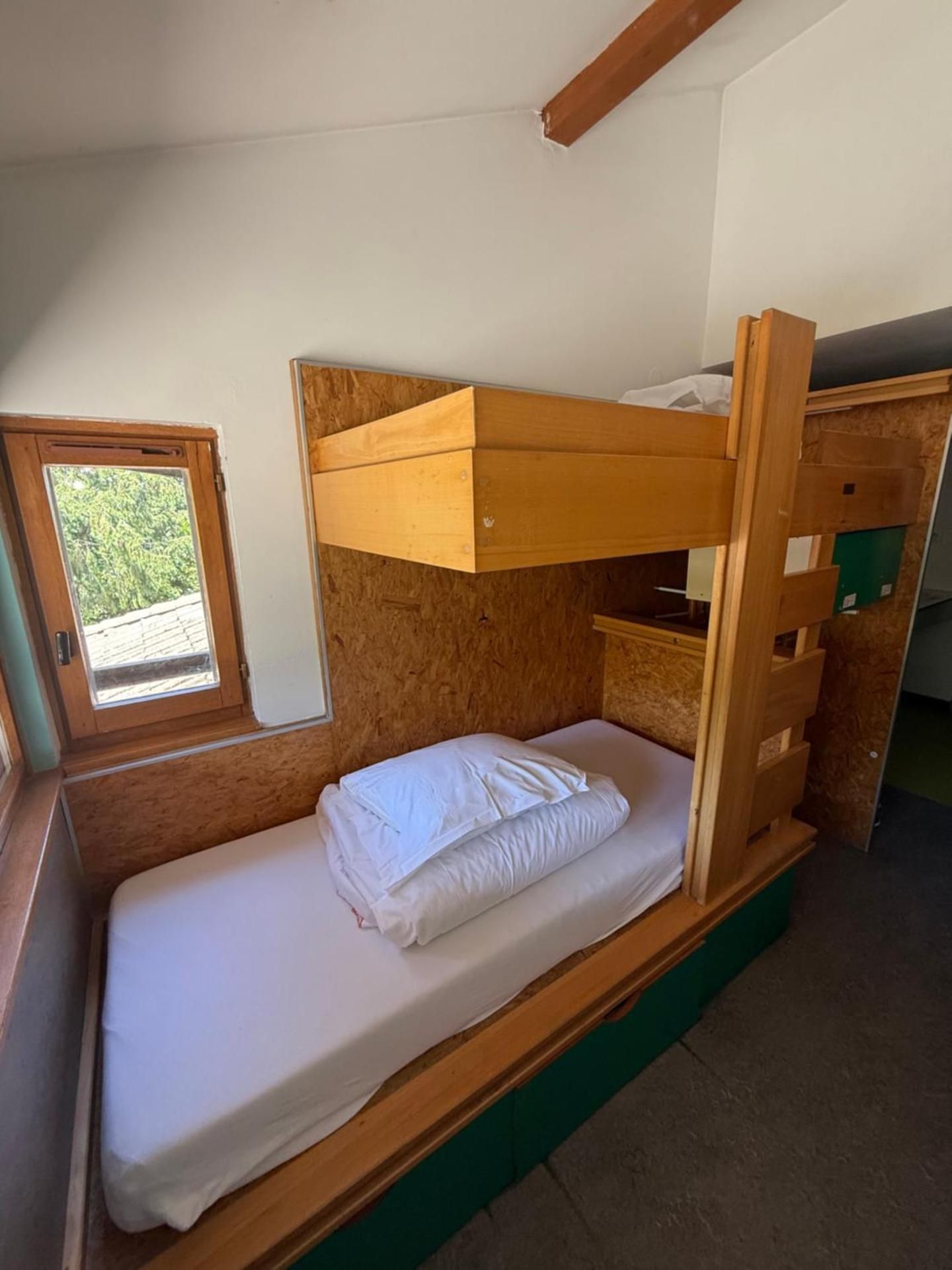 Private Room for 5 People - Shared Toilets