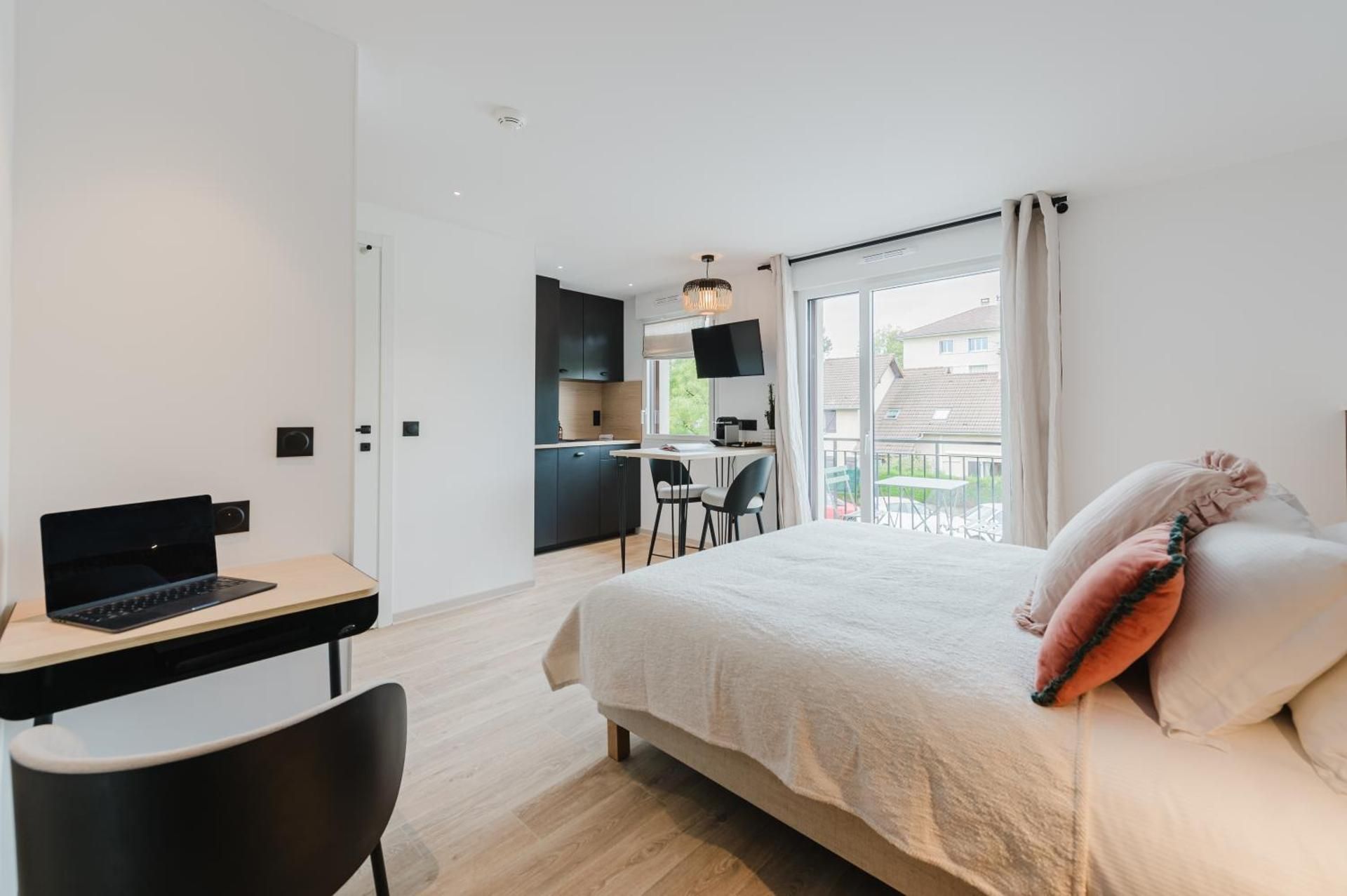 Studio Apartment with Queen Bed