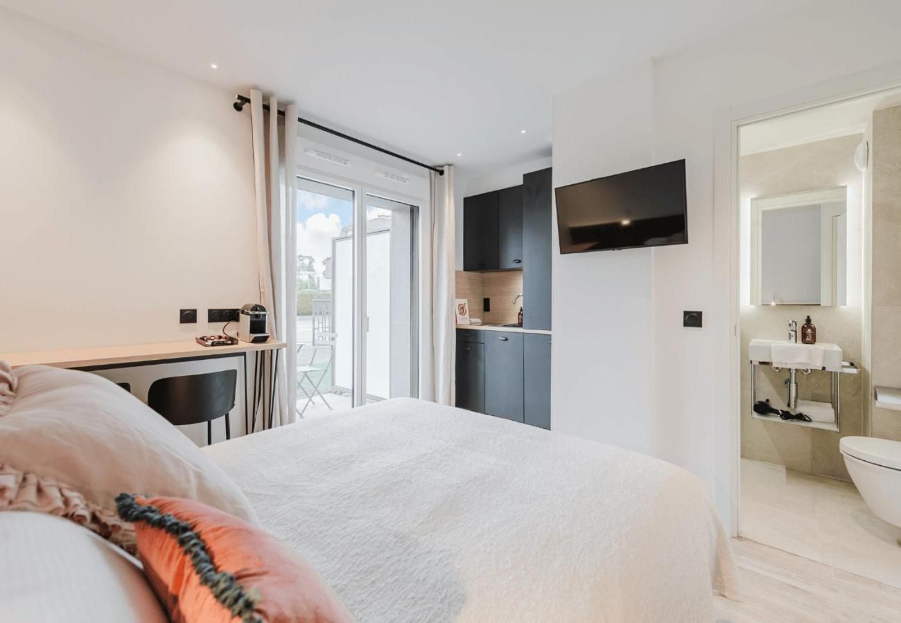 Classic One-Bedroom Apartment with King Bed