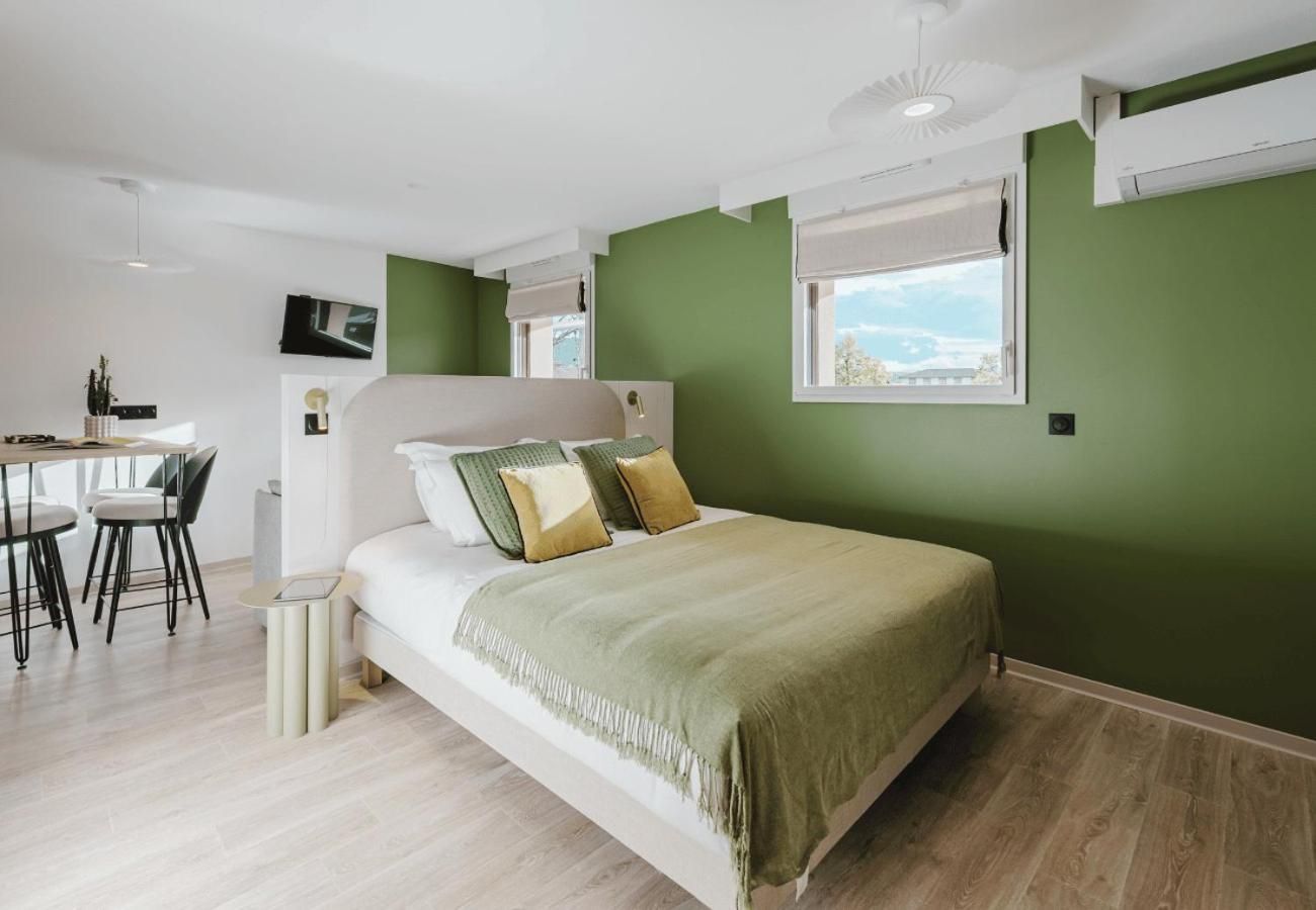 Superior One-Bedroom Apartment