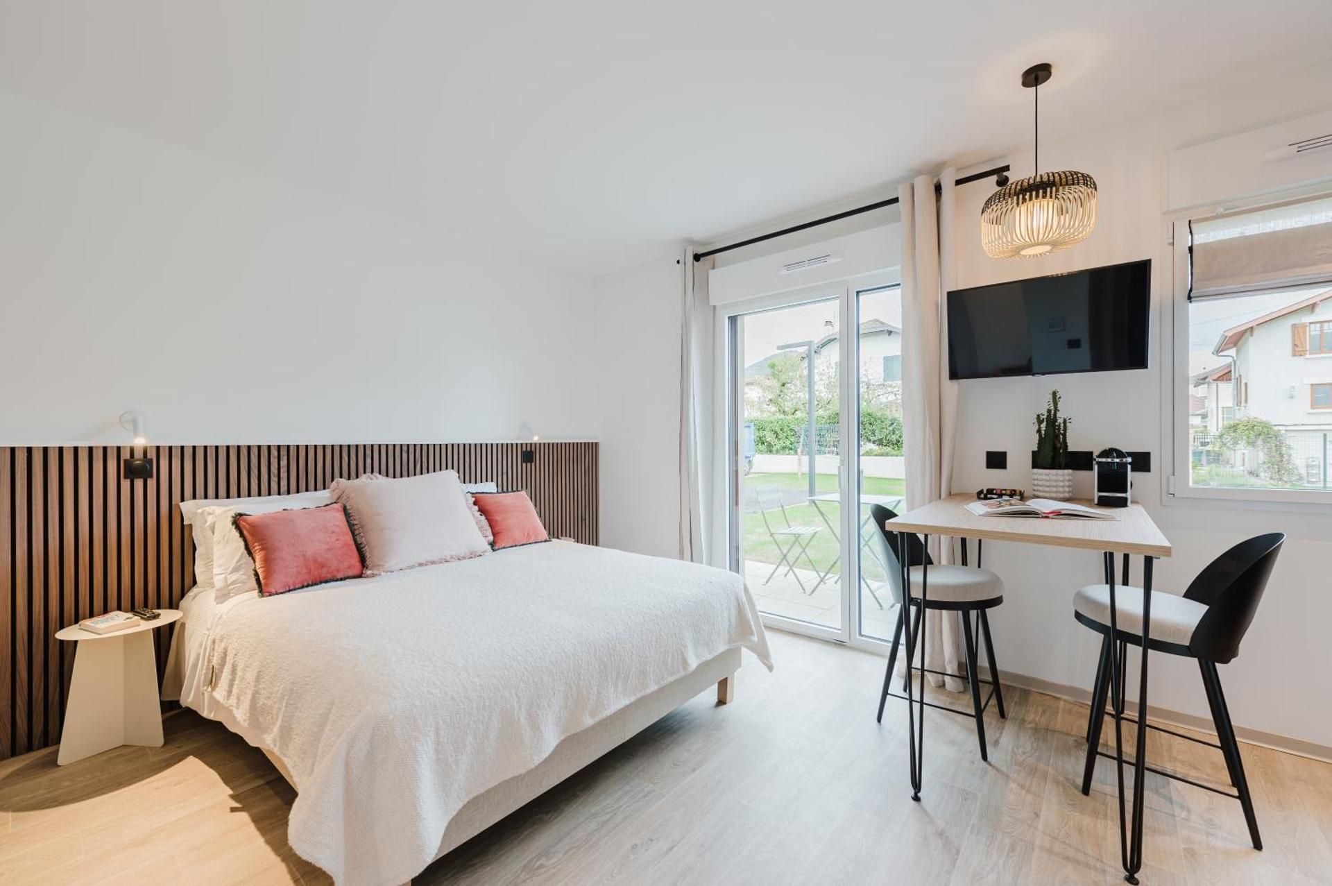 Deluxe One-Bedroom Apartment