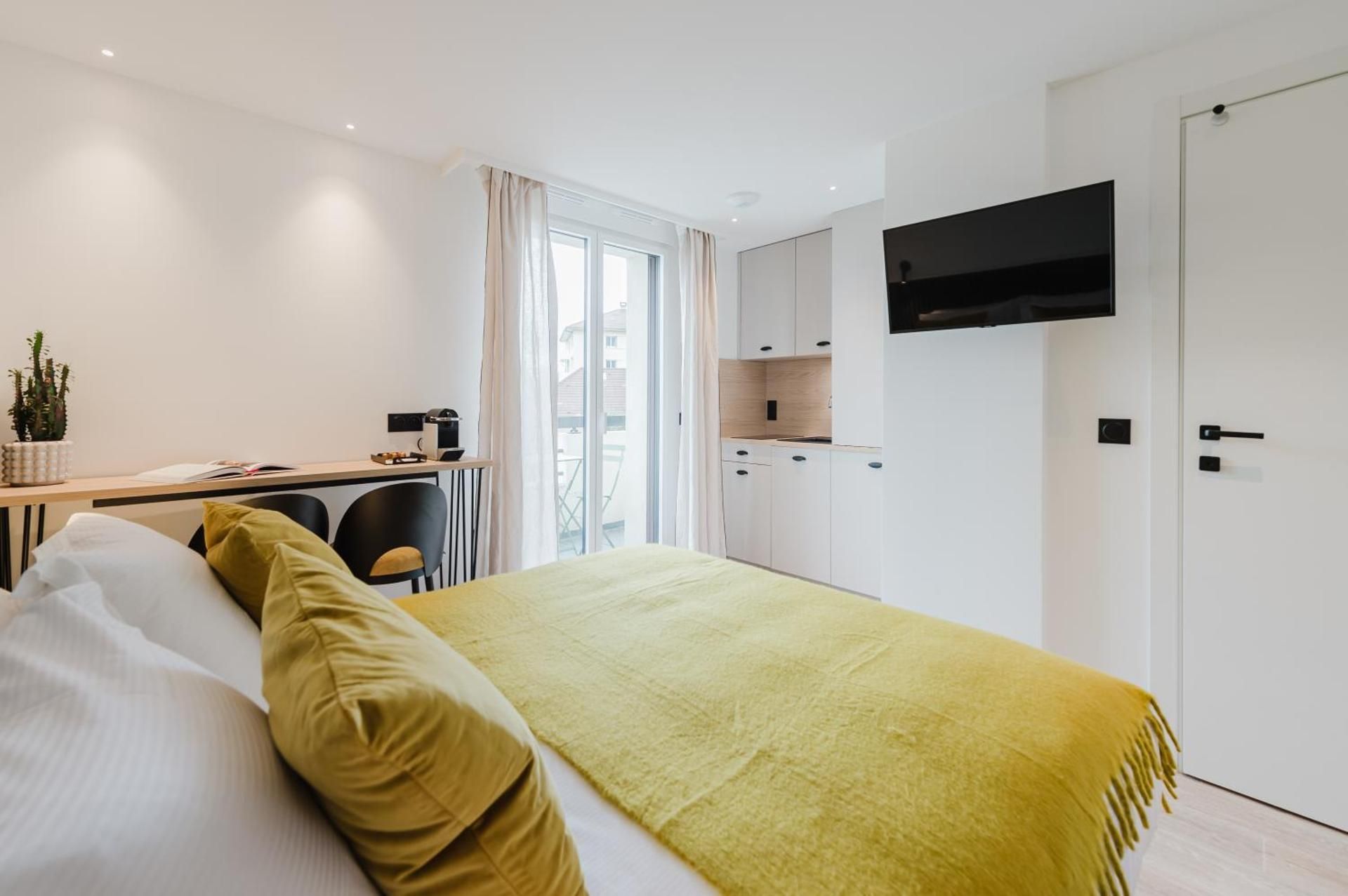 One-Bedroom Apartment with Balcony