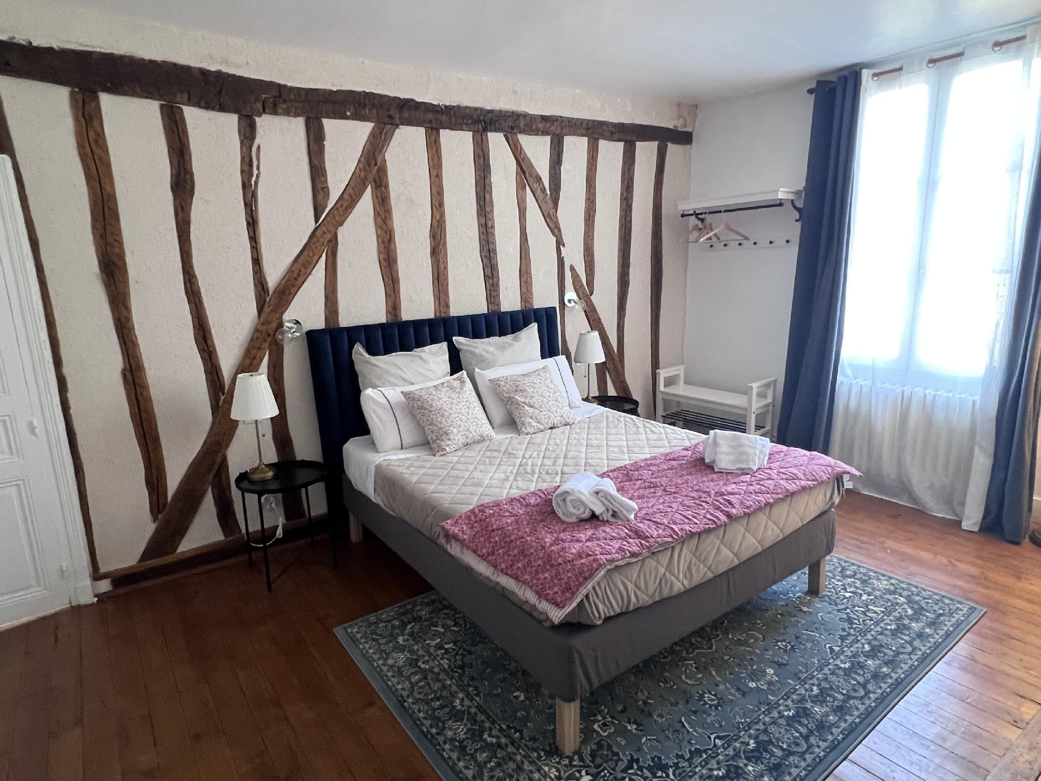 Chambre double avec salle de bain privée.