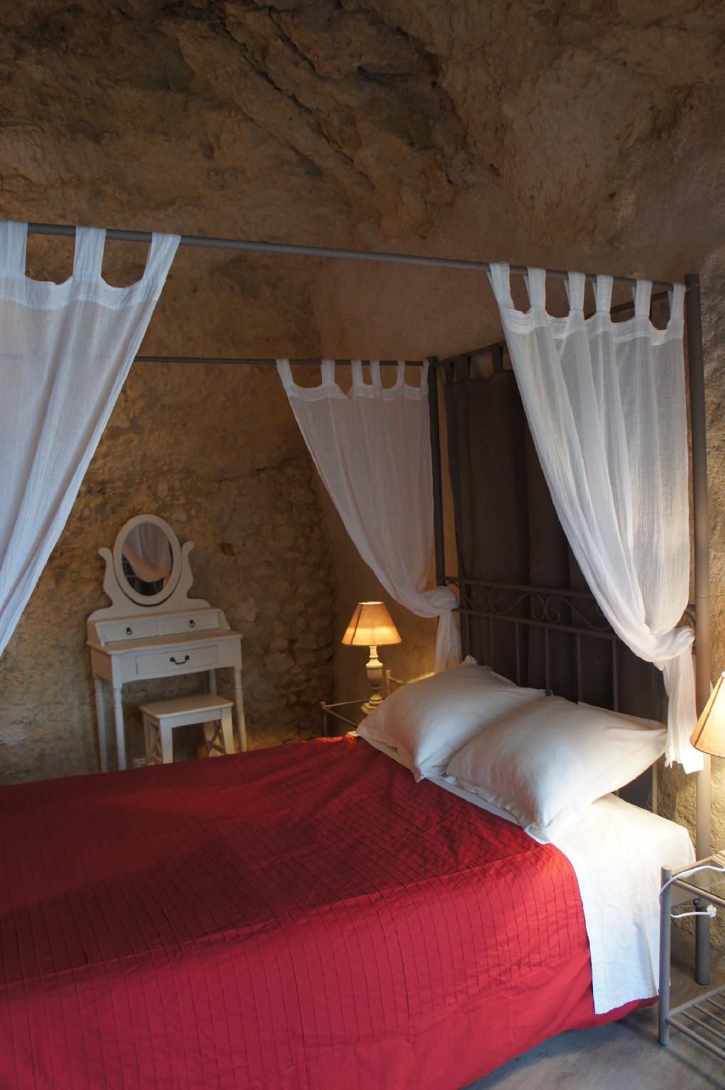 Chambres d'Hôtes Troglodytes Le Clos de L'Hermitage Hibiscus -Suite-Romantique-Bain à jet-Vue sur Jardin 2