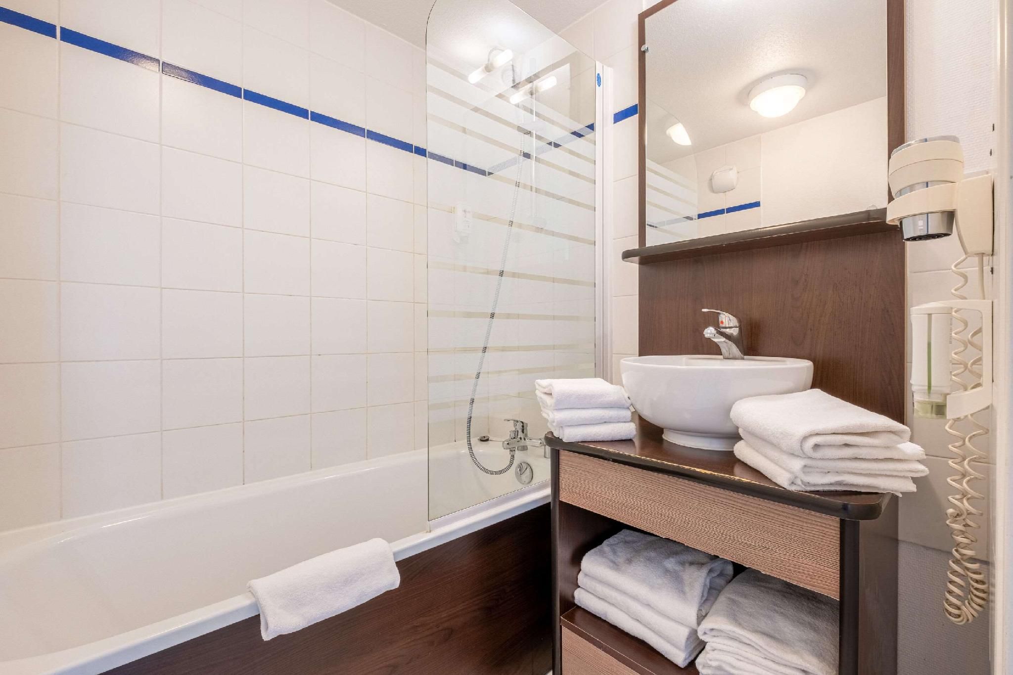 1 Double Bed, 2 Single Beds, Nonsmoking, Upgrade