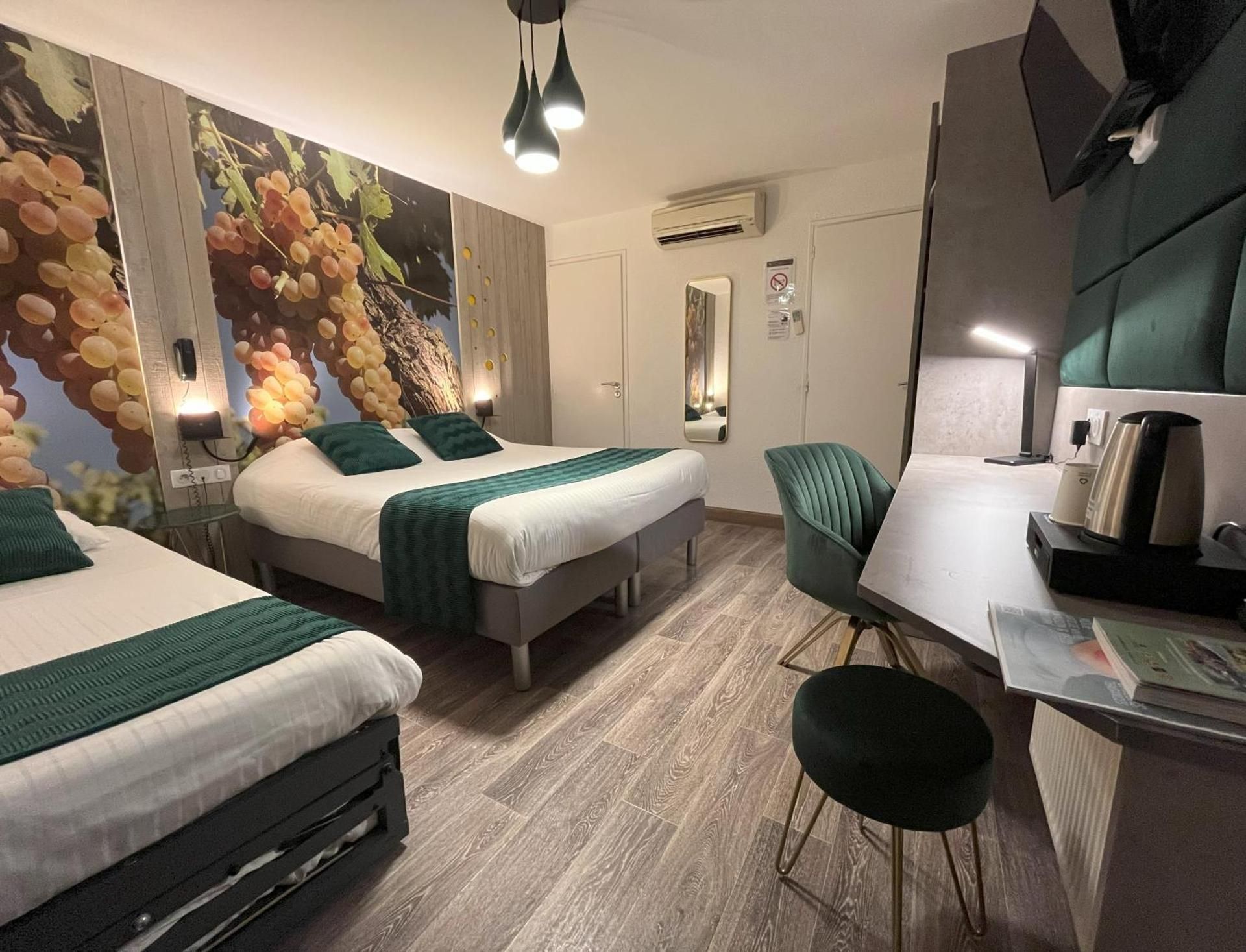 Cit'Hotel Le Cheval Blanc, Cognac Centre Quadruple Room with 1 Double Bed and 2 Single Beds