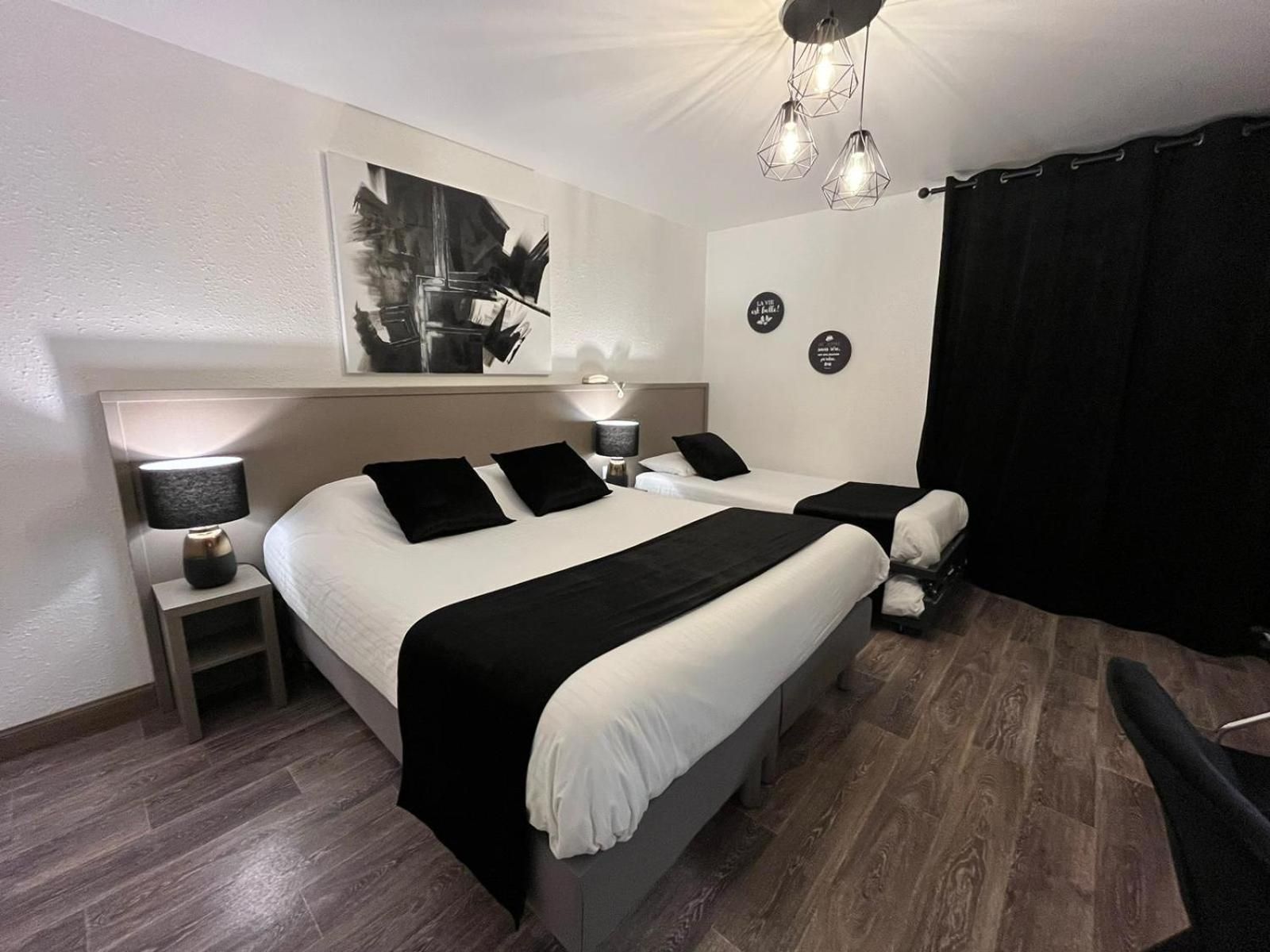 Cit'Hotel Le Cheval Blanc, Cognac Centre Quadruple Room with 1 Double Bed and 2 Single Beds 2