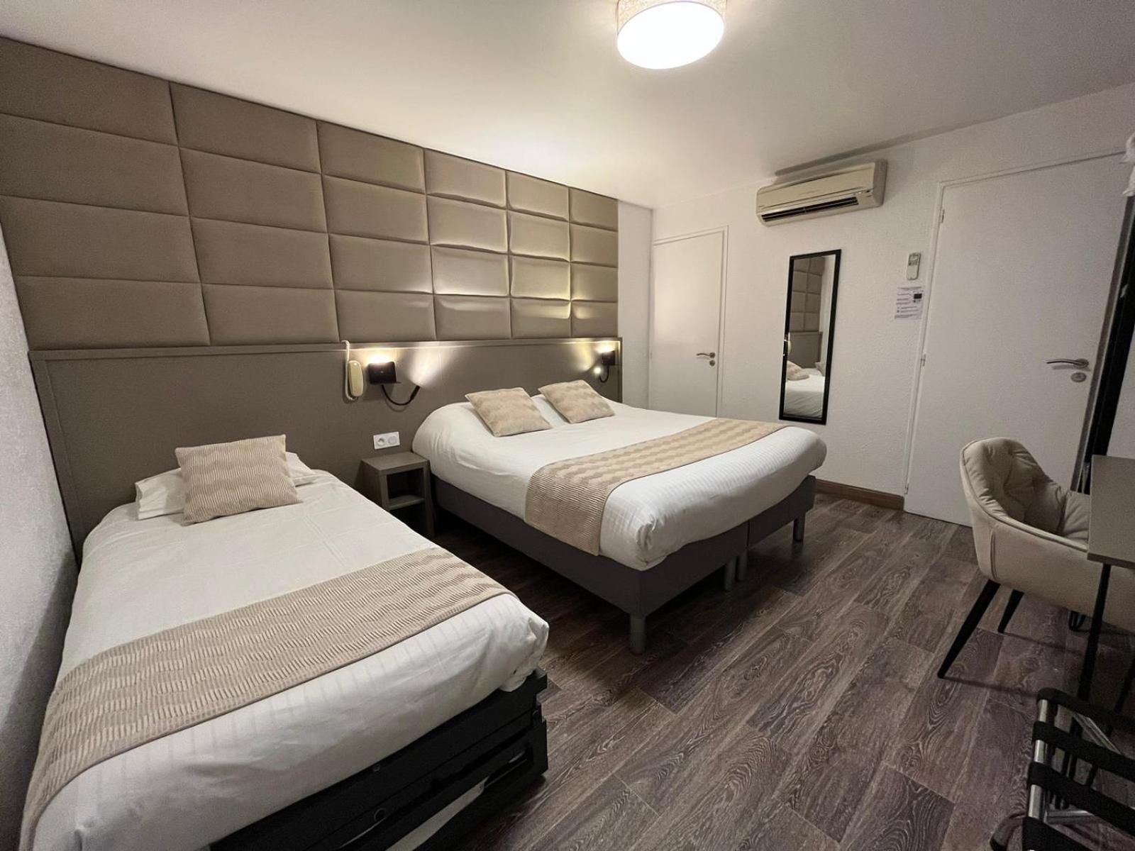 Cit'Hotel Le Cheval Blanc, Cognac Centre Quadruple Room with 1 Double Bed and 2 Single Beds 3