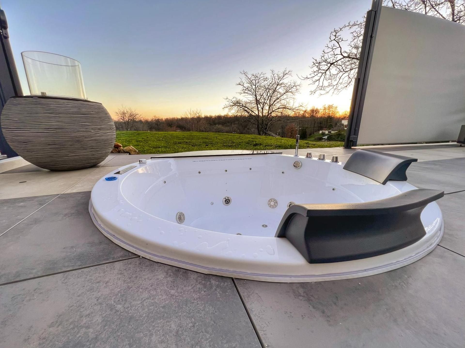 Bulles gonflables Love Room - Love Home XO Queen Room with Spa Bath 2