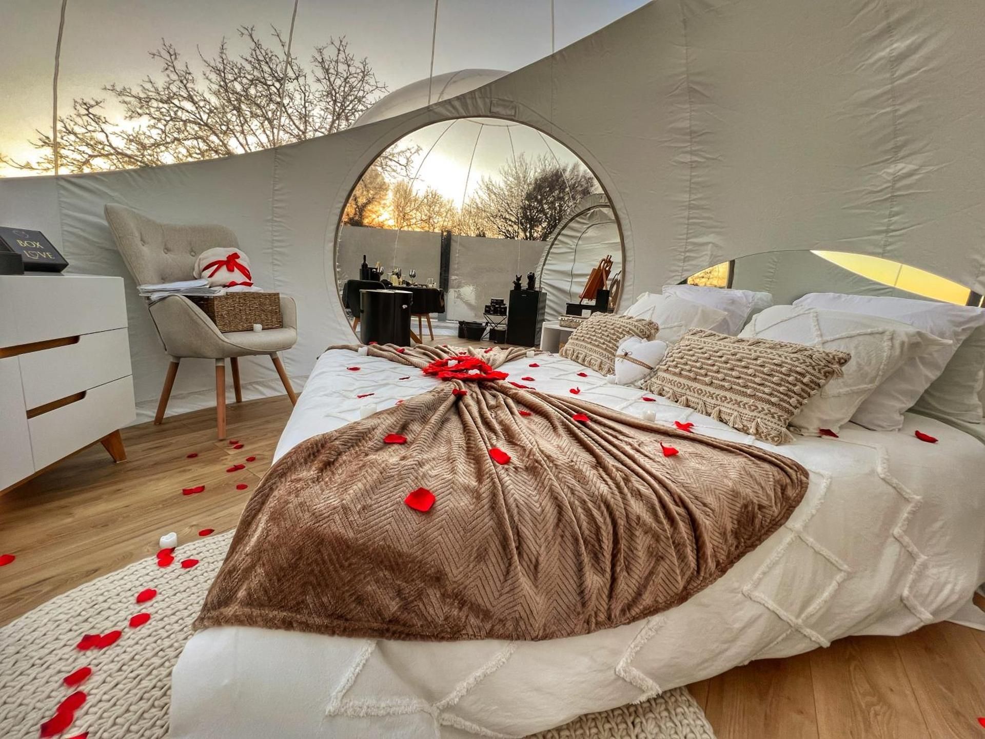 Bulles gonflables Love Room - Love Home XO Queen Room with Spa Bath